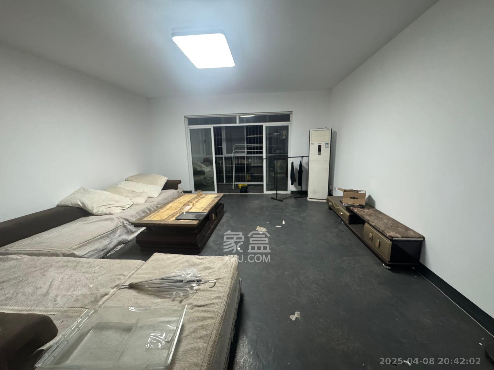 理工大学职工单位房青年汇  5室2厅2卫    2800.0元/月 理工大学职工单位房青年汇  5室2厅2卫    2800.0元/月