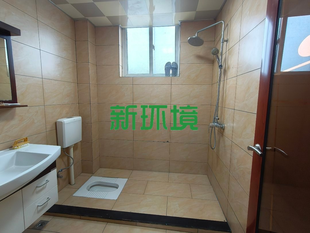德皇新城  4室2厅2卫   85.00万客厅