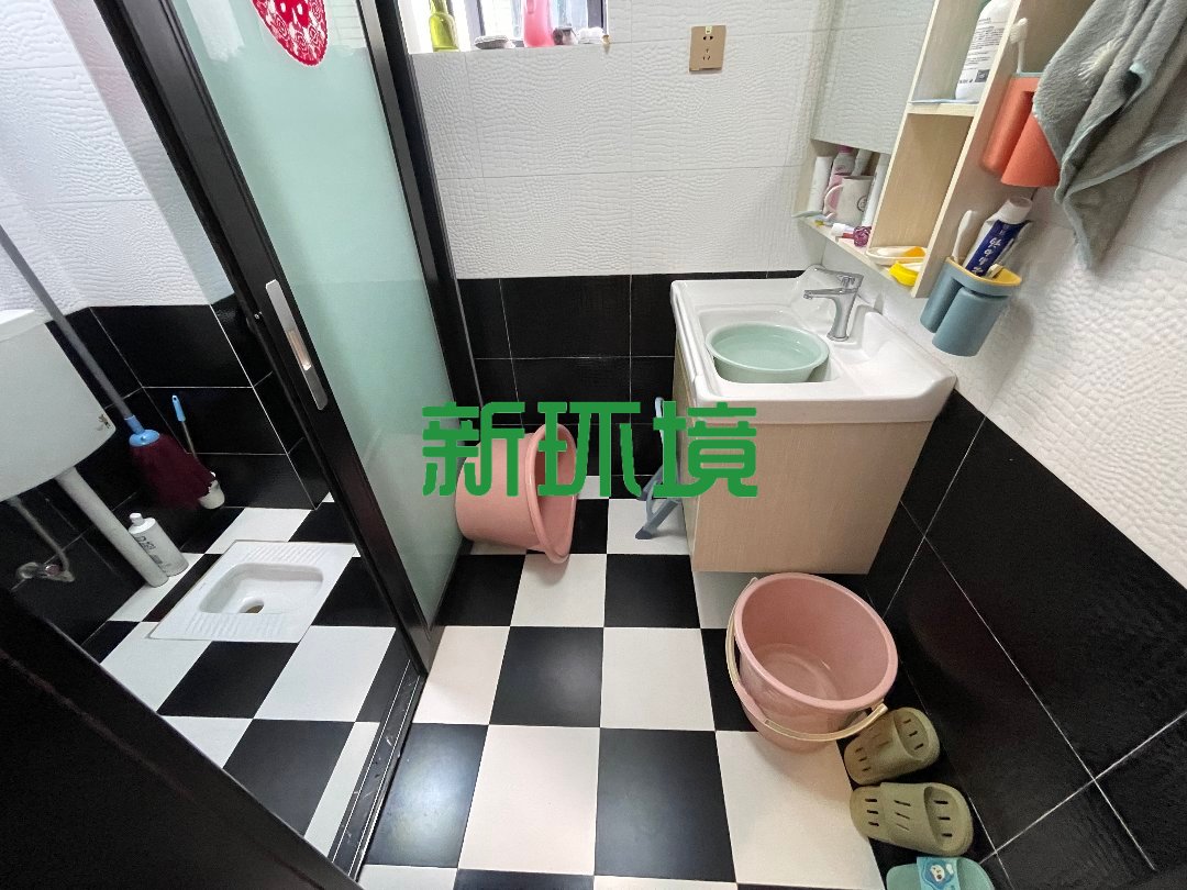 东方明珠  3室2厅2卫   65.00万客厅