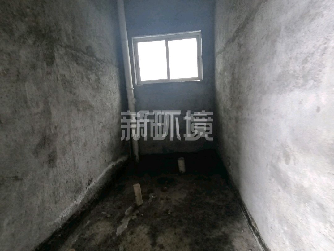 德皇新城  5室3厅3卫   220.00万客厅