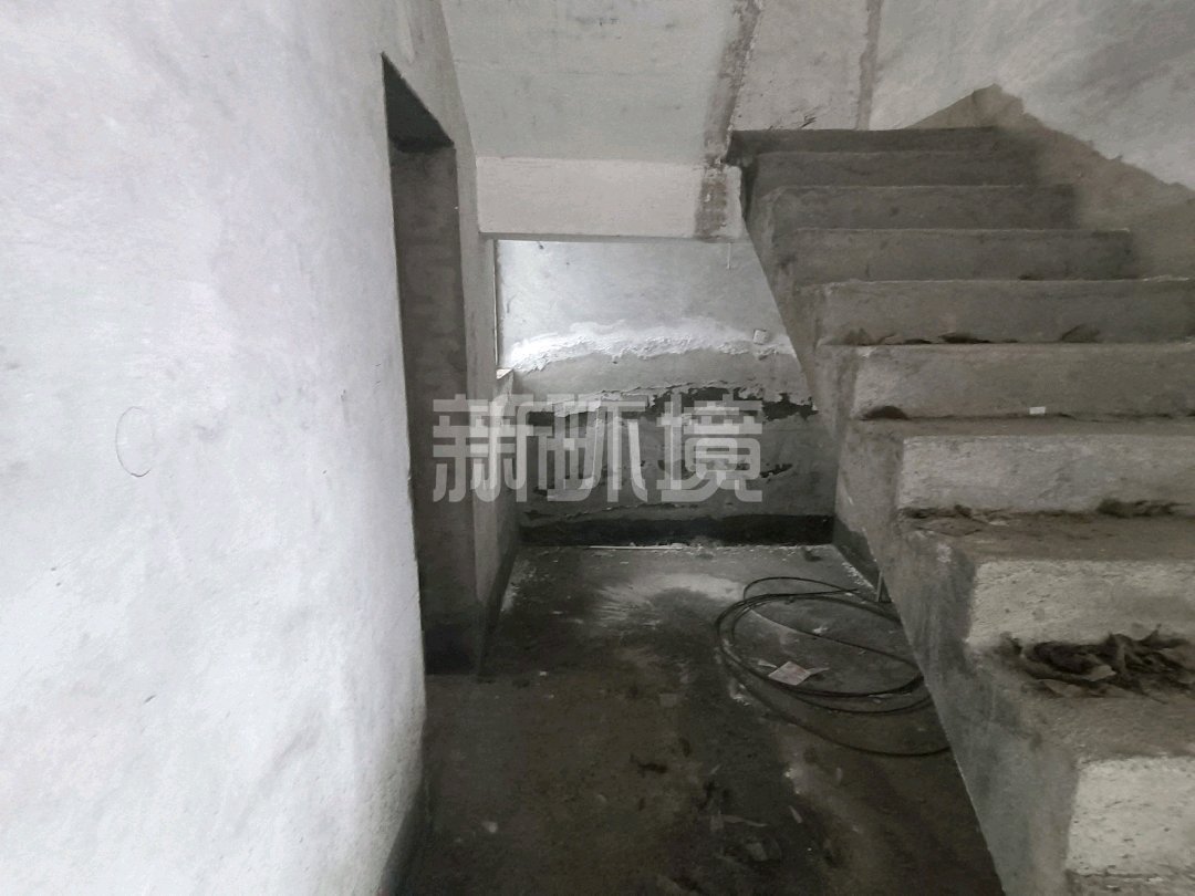 德皇新城  5室3厅3卫   220.00万客厅