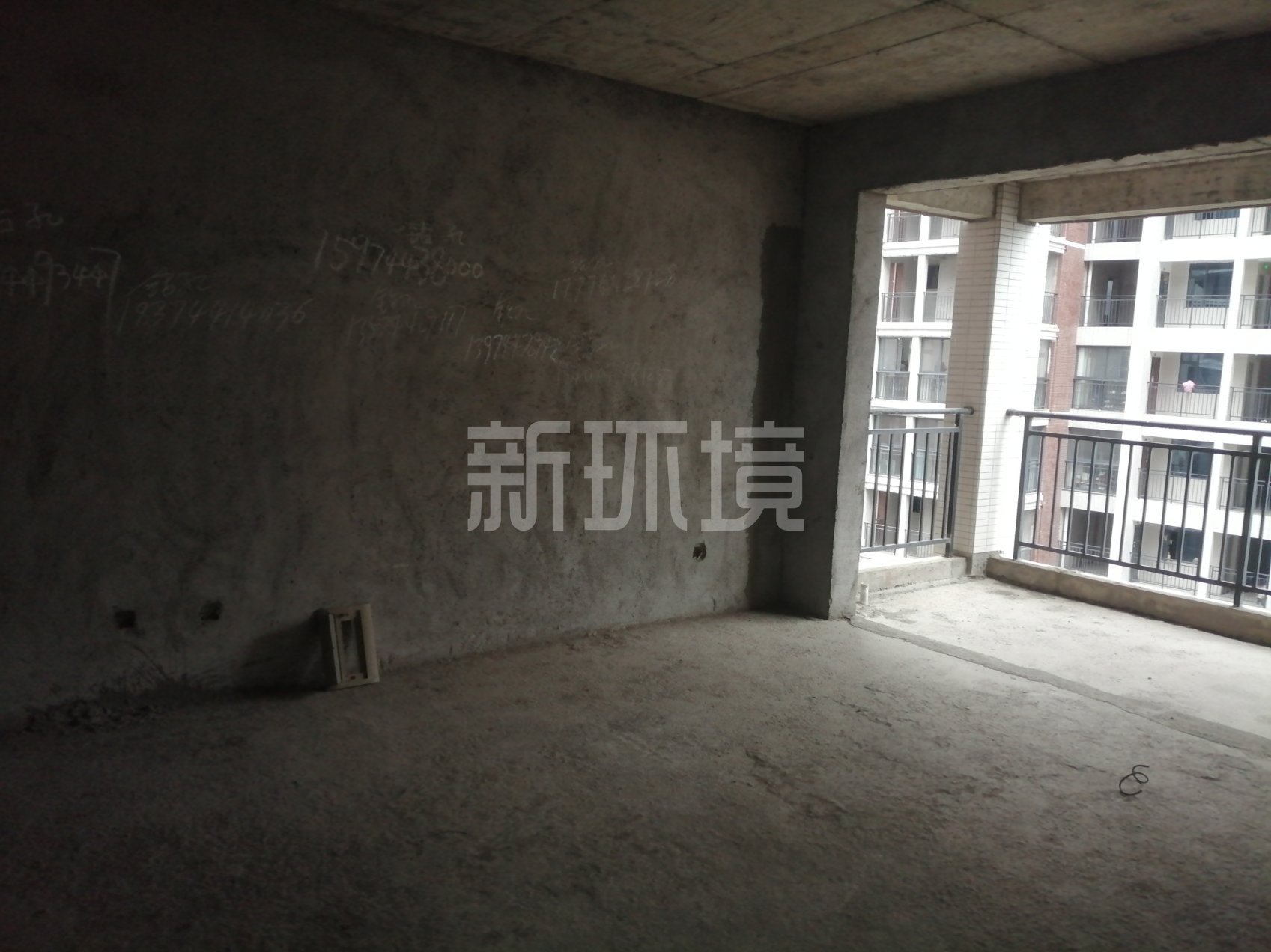 东方明珠  3室2厅2卫   67.00万客厅