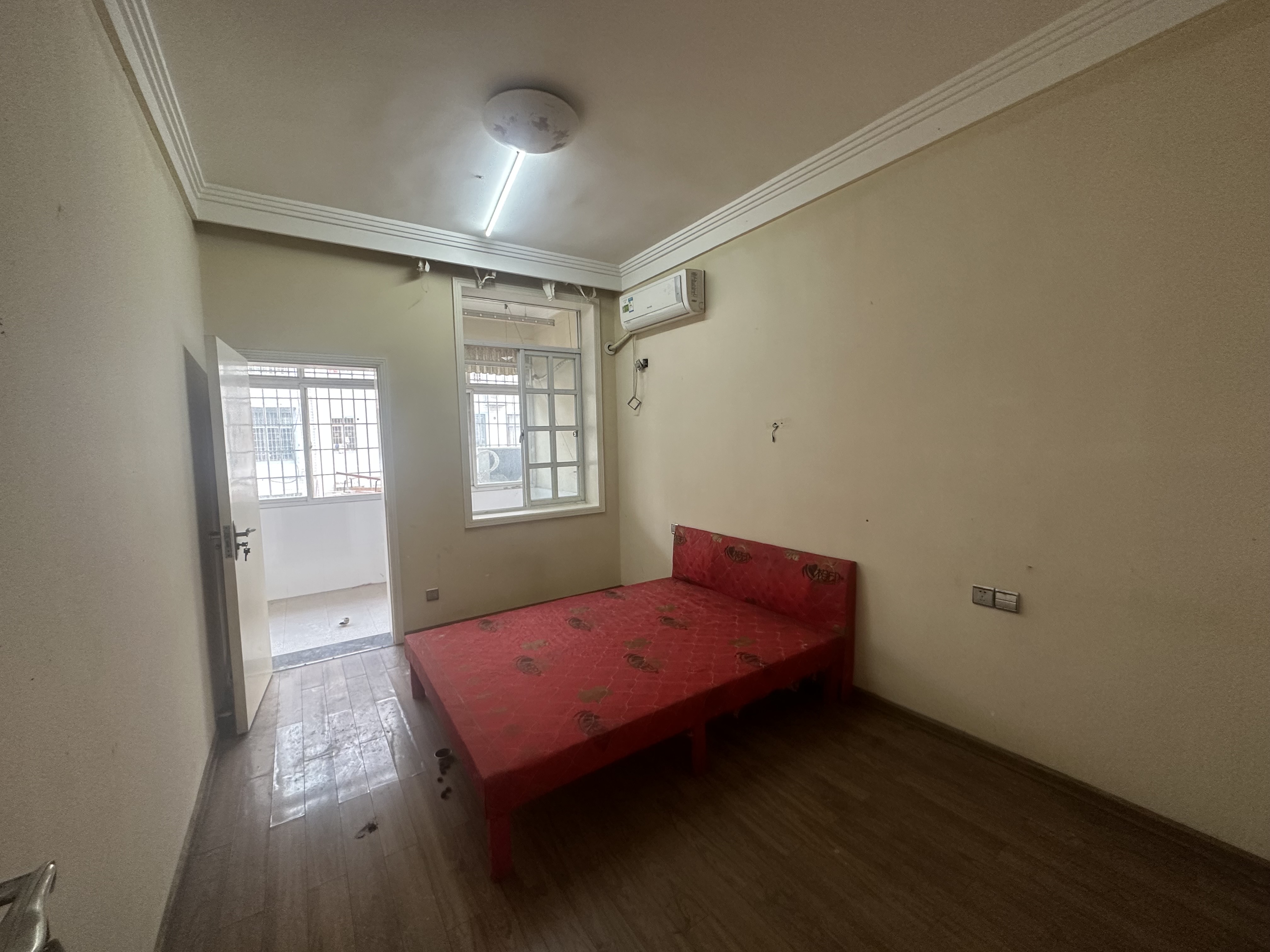 国税局家属院  4室2厅2卫    68.8万 国税局家属院  4室2厅2卫    68.8万客厅