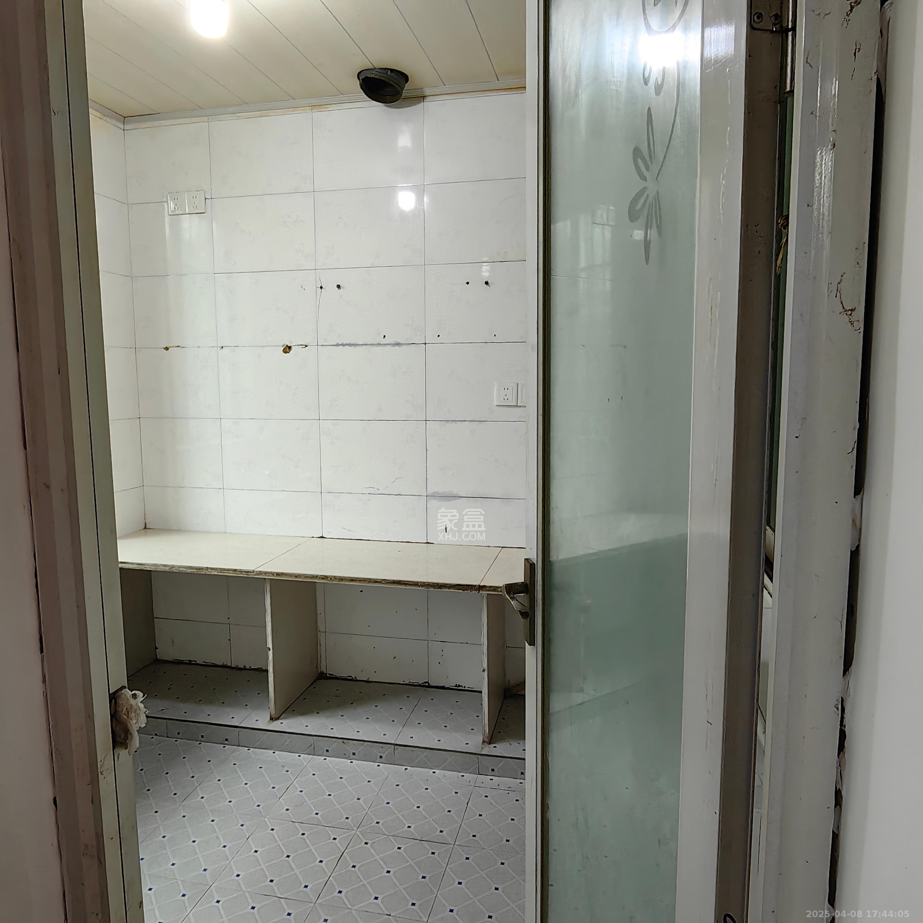 中南汽车世界  3室2厅1卫   1500.00元/月室内图