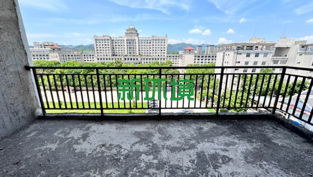 德皇新城  4室2厅2卫   89.00万客厅