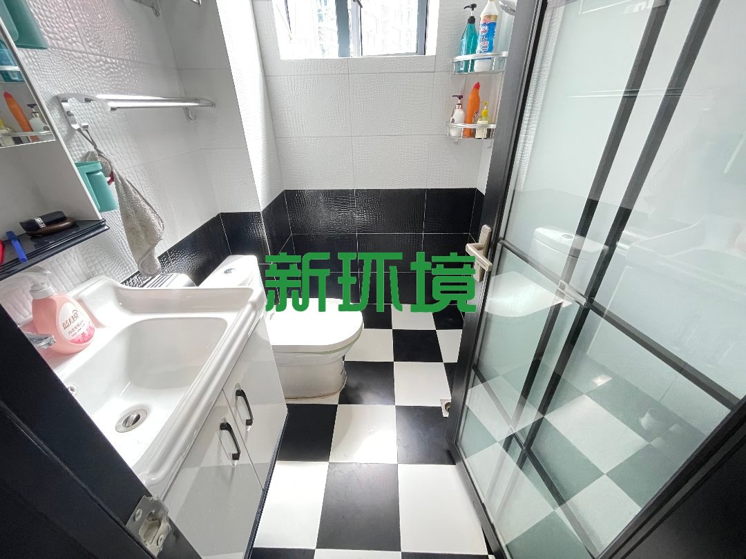 东方明珠  3室2厅2卫   65.00万客厅