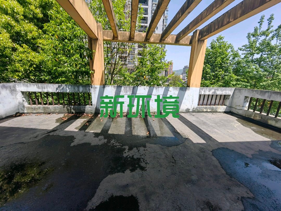 德皇新城  6室2厅2卫   285.00万客厅