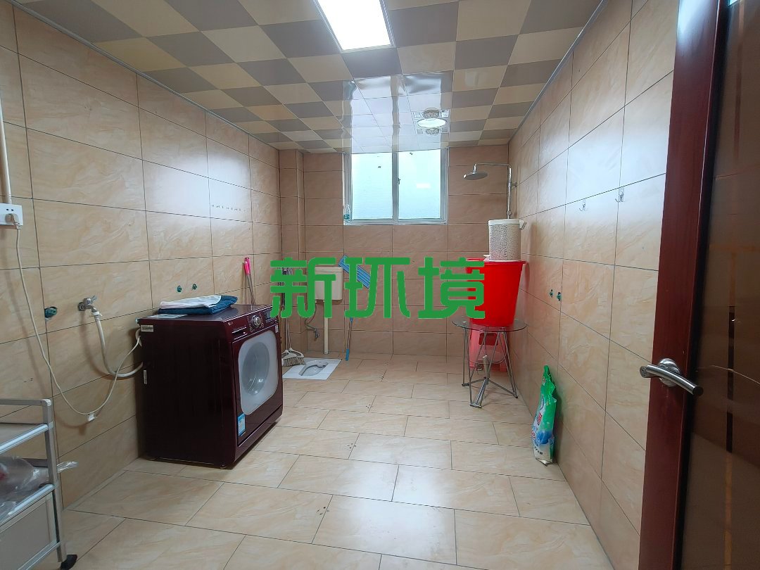 德皇新城  4室2厅2卫   85.00万客厅