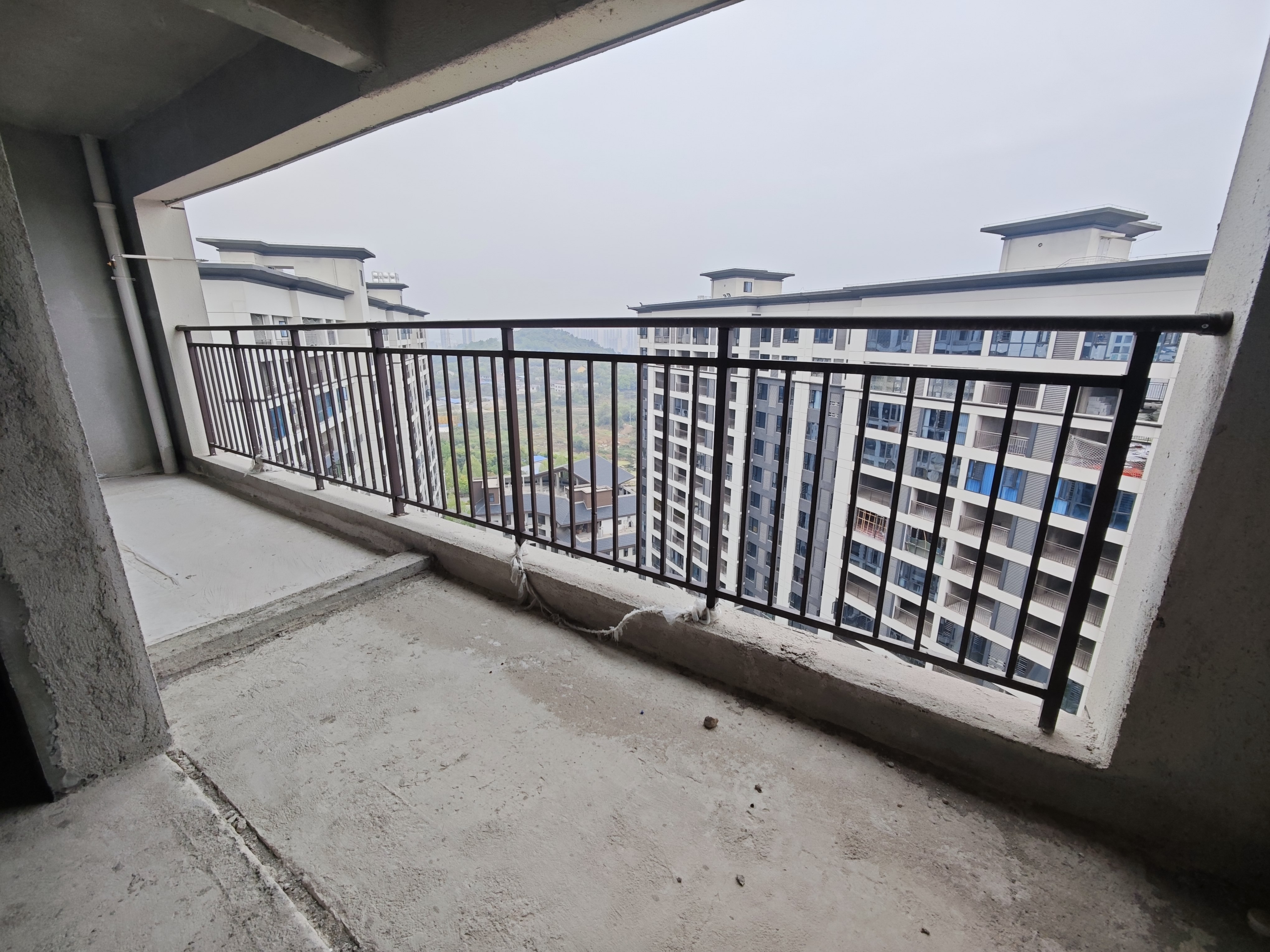 青春里-铂樾府 5室2厅2卫 113.8万 青春里-铂樾府 5室2厅2卫 113.8万阳台