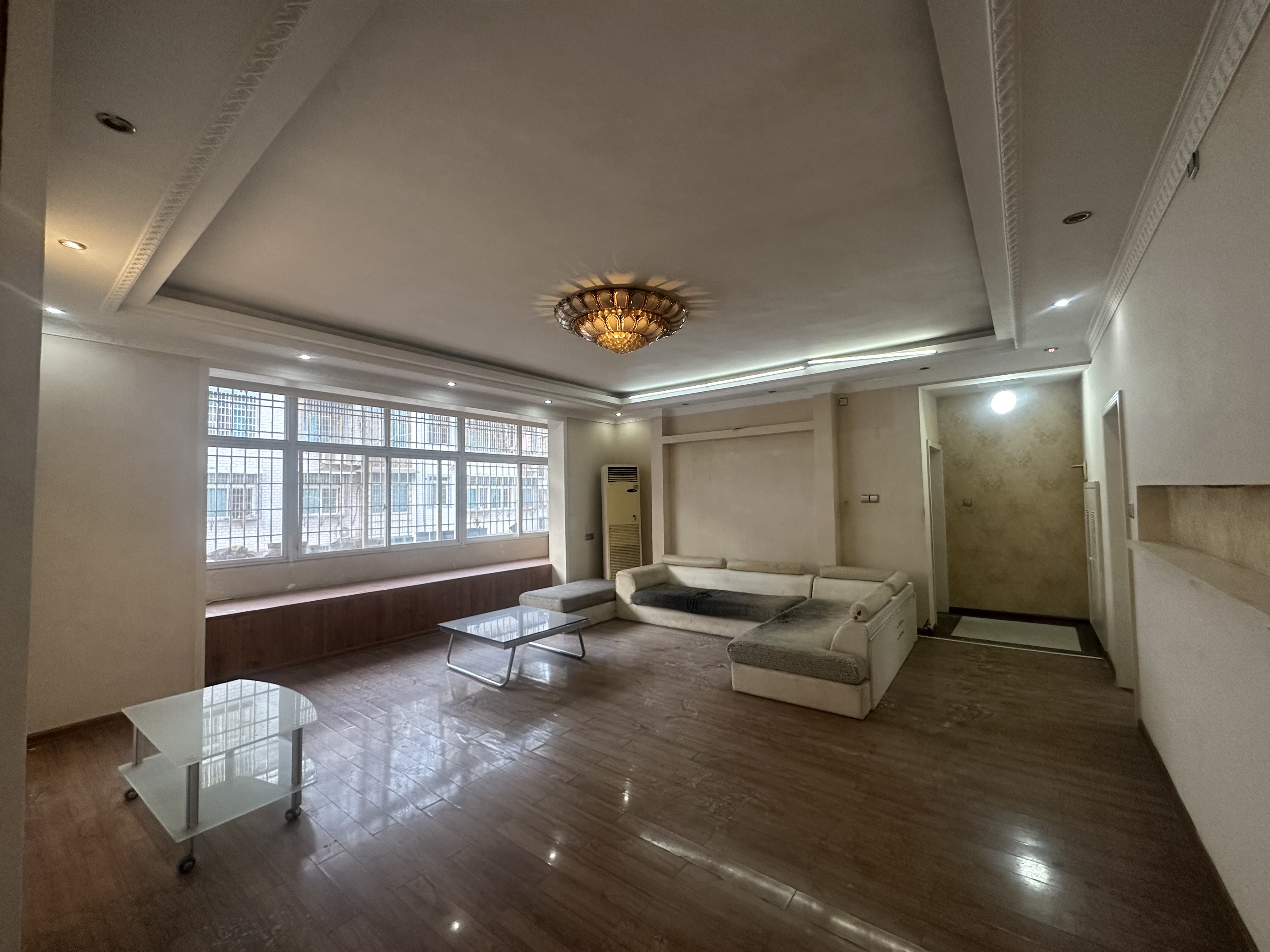 国税局家属院  4室2厅2卫    68.8万 国税局家属院  4室2厅2卫    68.8万客厅