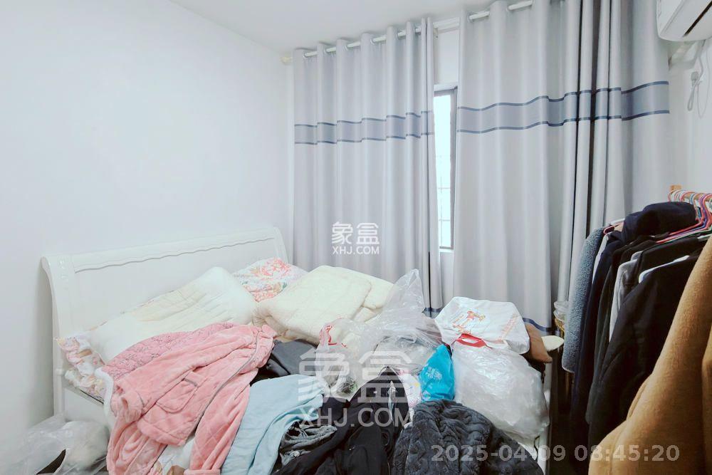 荣盛岳麓峰景  3室2厅1卫   2200.00元/月室内图