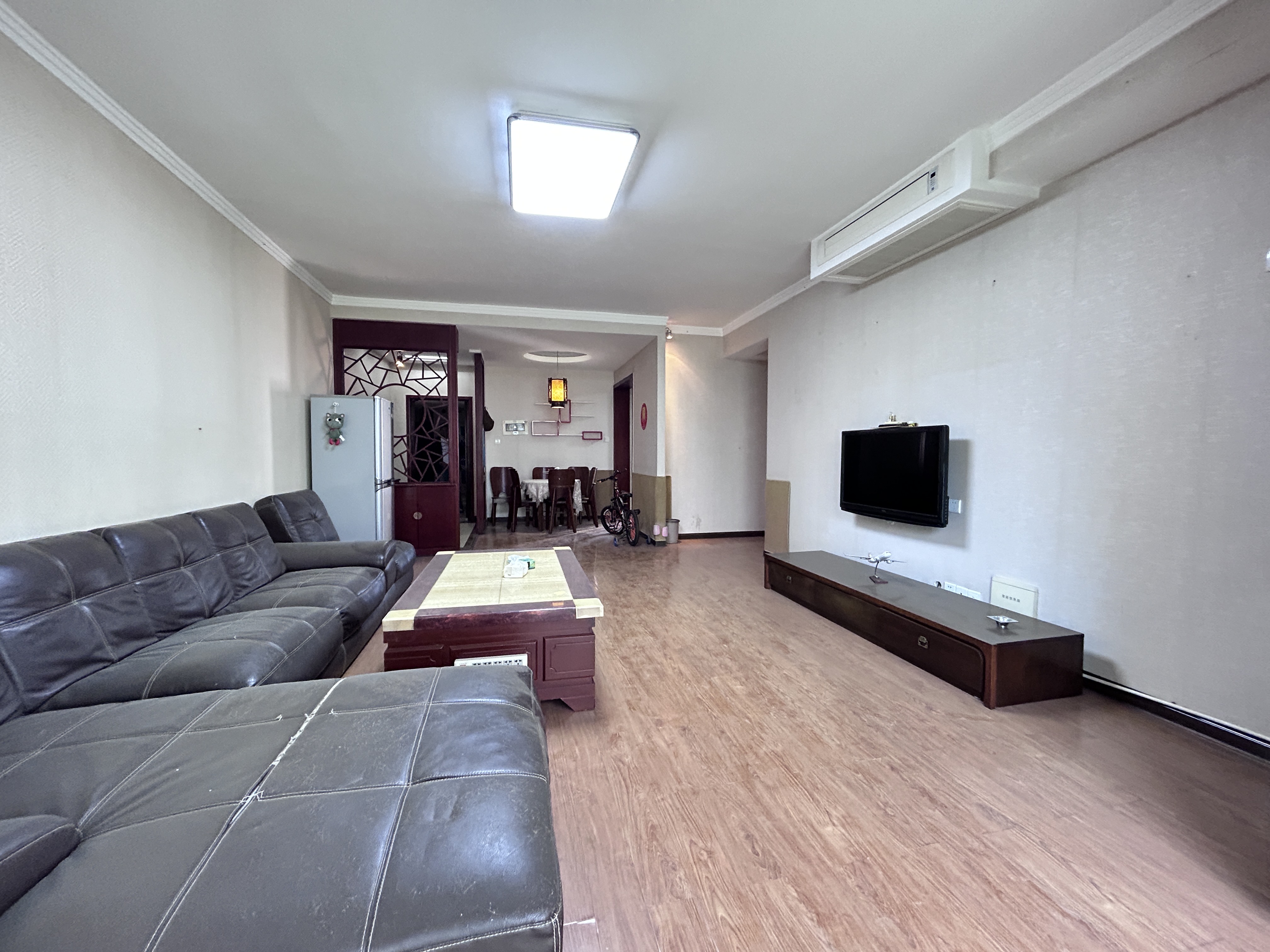 逸臣桃源 3室2厅2卫 68.0万 逸臣桃源 3室2厅2卫 68.0万客厅