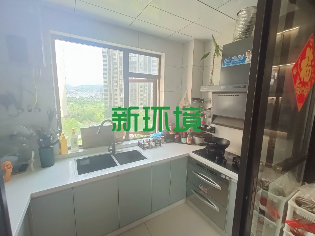 东宸江山里  3室2厅2卫   86.00万客厅