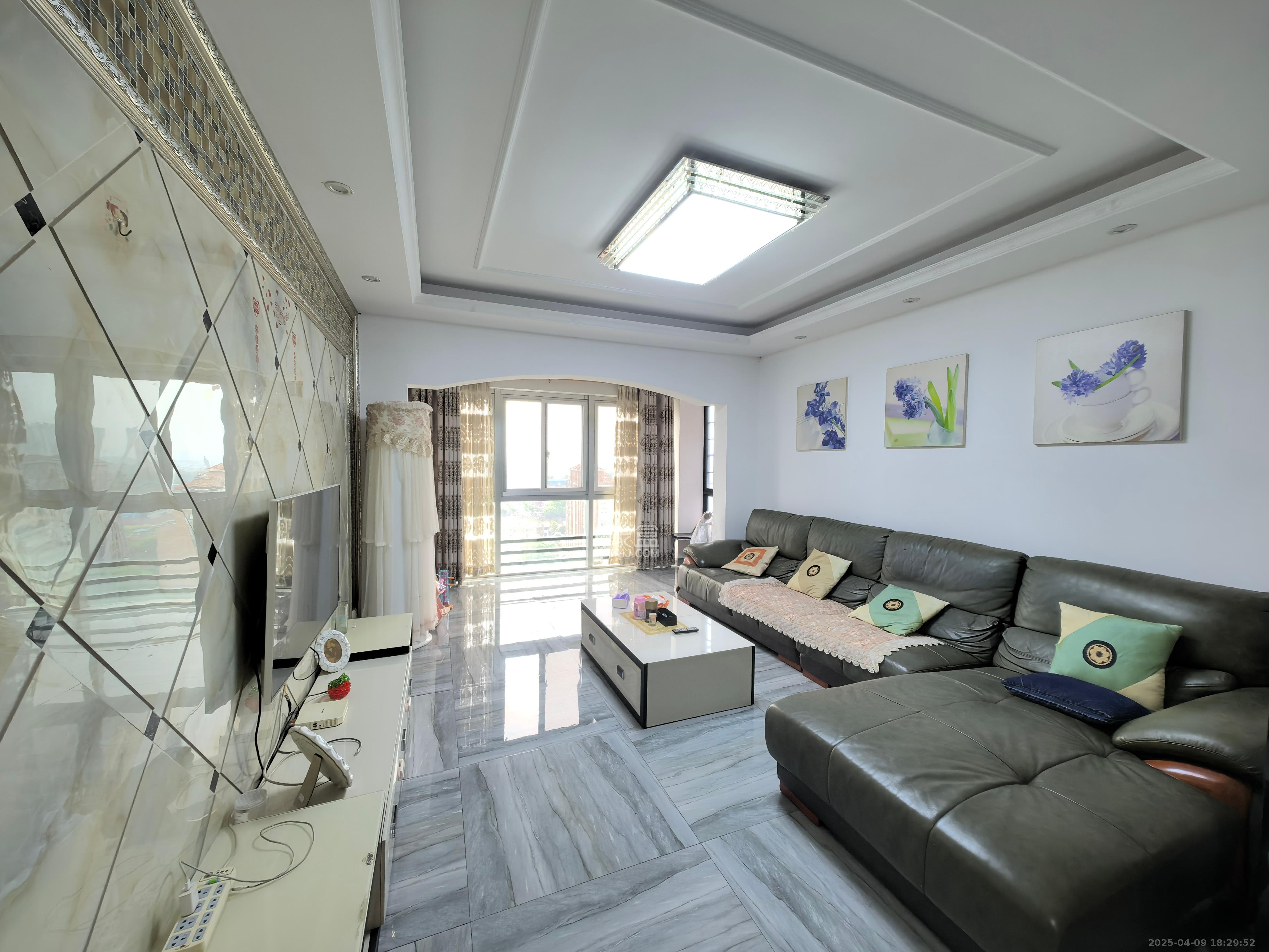 华夏佳园二期 3室2厅1卫 46.8万 华夏佳园二期 3室2厅1卫 46.8万客厅