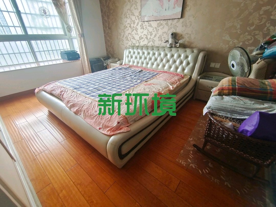时代港湾  3室2厅2卫   70.00万客厅