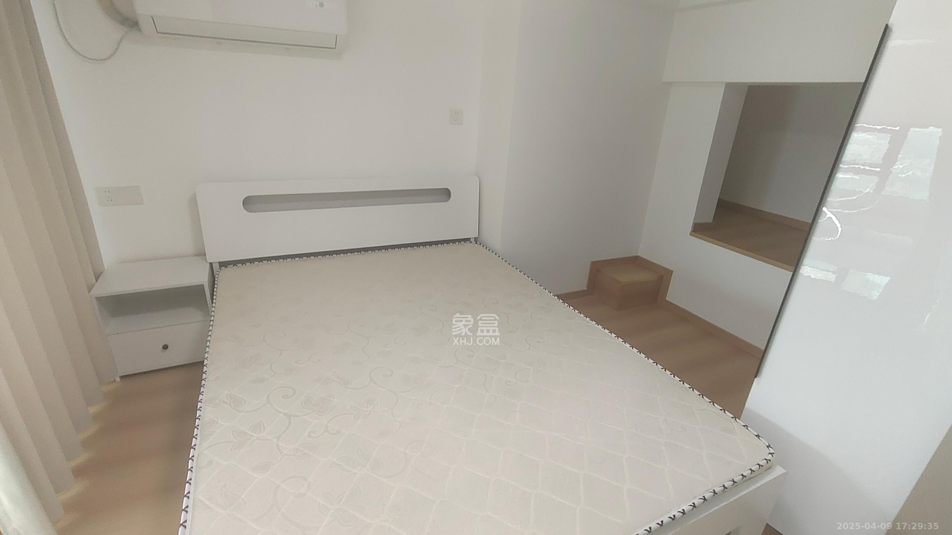 绿地V岛  1室1厅1卫   2800.00元/月室内图