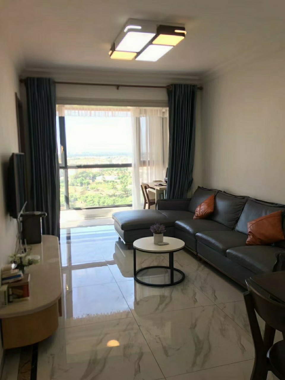 碧桂园一、二期(中央首府) 3室2厅1卫 135.0万 碧桂园一、二期(中央首府) 3室2厅1卫 135.0万客厅