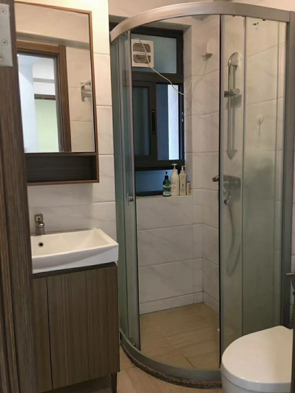 碧桂园一、二期(中央首府) 3室2厅1卫 135.0万 碧桂园一、二期(中央首府) 3室2厅1卫 135.0万客厅