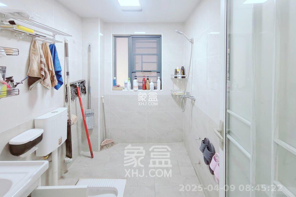 荣盛岳麓峰景  3室2厅1卫    2200.0元/月 荣盛岳麓峰景  3室2厅1卫    2200.0元/月室内图