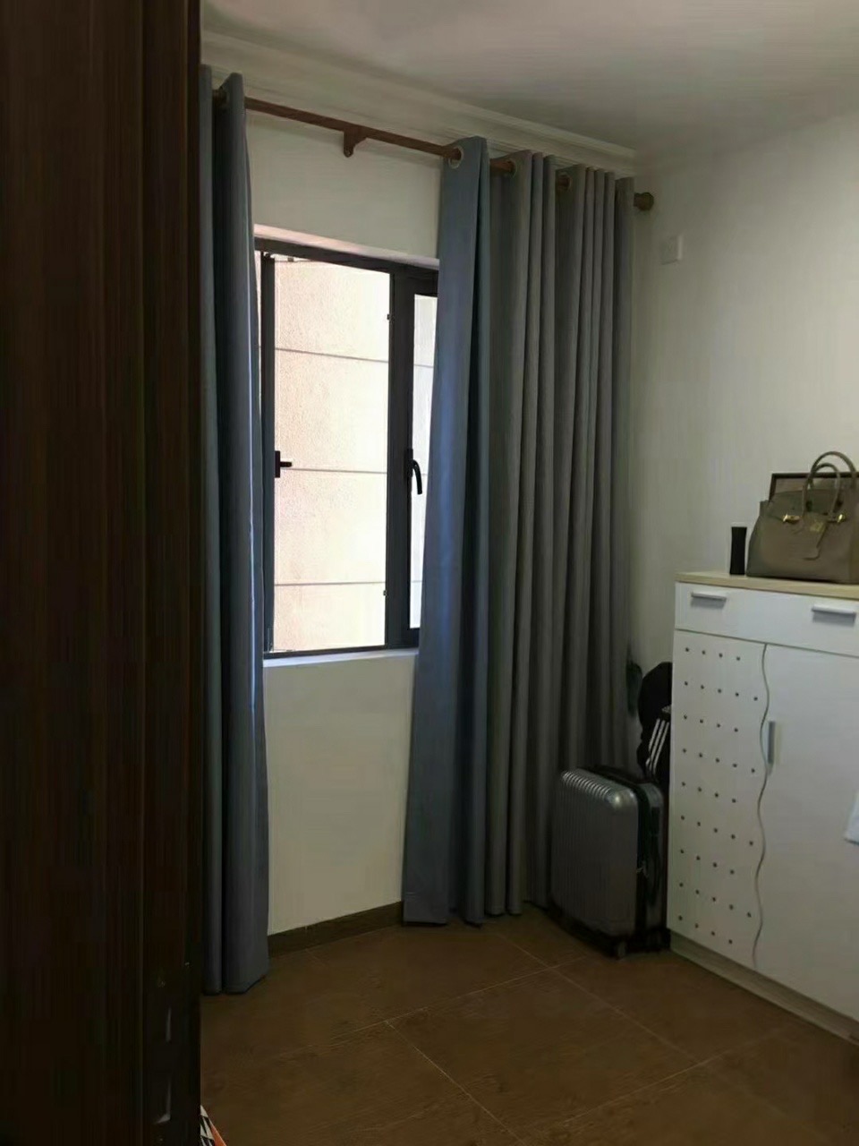 碧桂园一、二期(中央首府) 3室2厅1卫 135.0万 碧桂园一、二期(中央首府) 3室2厅1卫 135.0万客厅