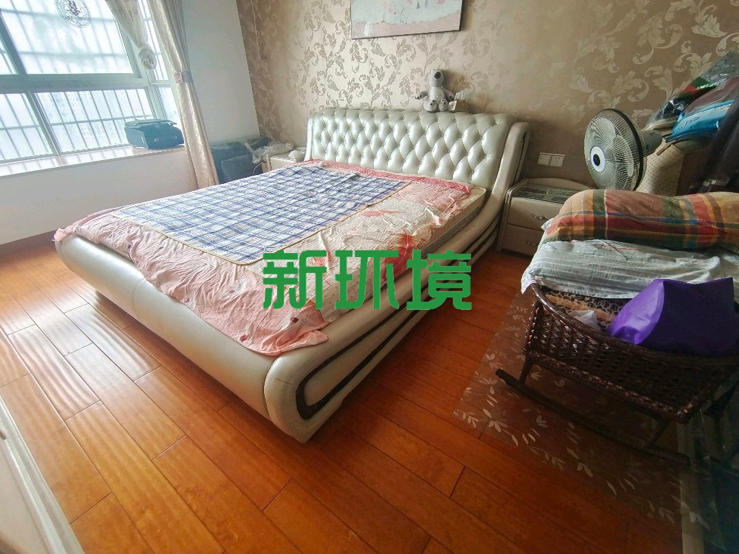 时代港湾  3室2厅2卫   70.00万客厅