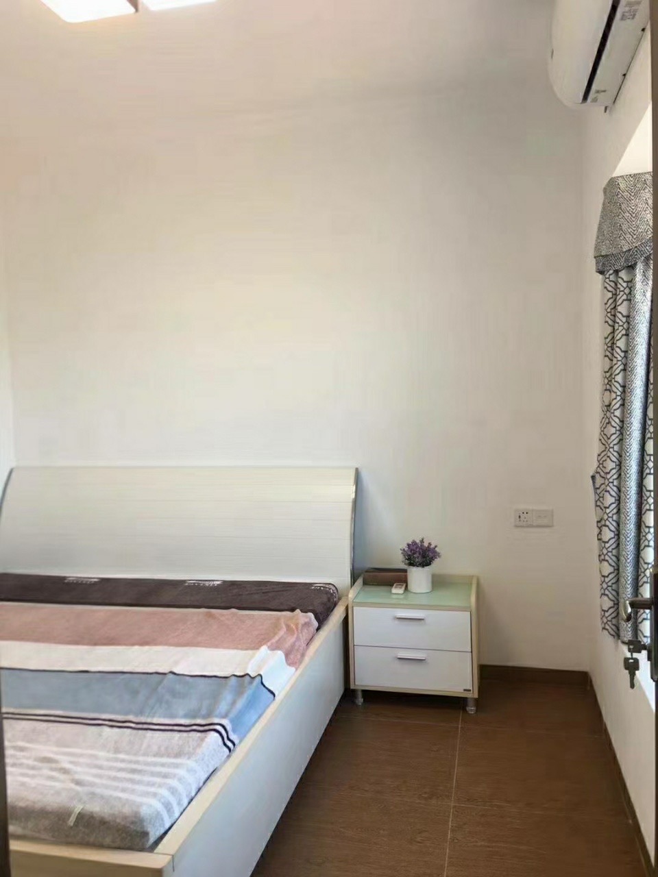 碧桂园一、二期(中央首府) 3室2厅1卫 135.0万 碧桂园一、二期(中央首府) 3室2厅1卫 135.0万客厅