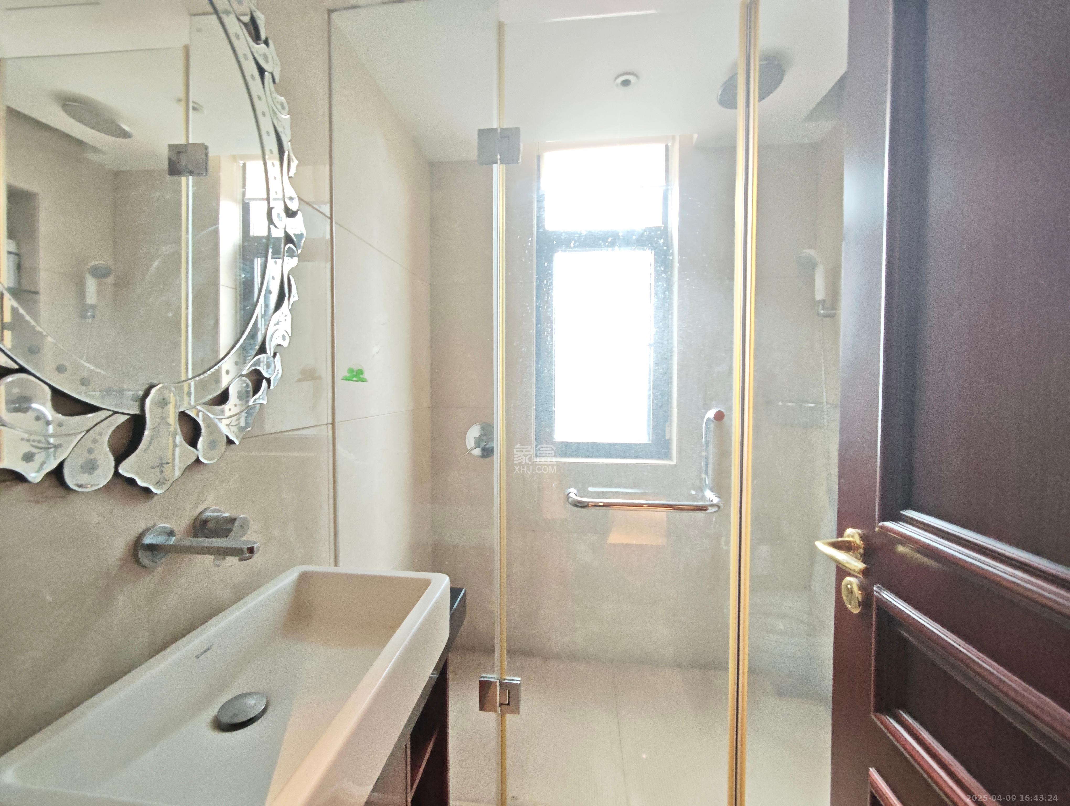 运达中央广场一、二期 4室2厅3卫 13000.0元/月 运达中央广场一、二期 4室2厅3卫 13000.0元/月室内图