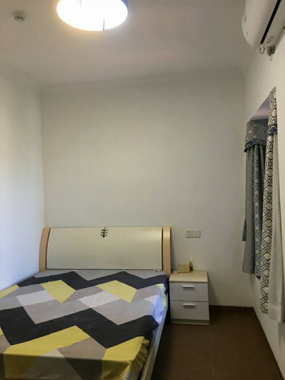 碧桂园一、二期(中央首府) 3室2厅1卫 135.0万 碧桂园一、二期(中央首府) 3室2厅1卫 135.0万客厅