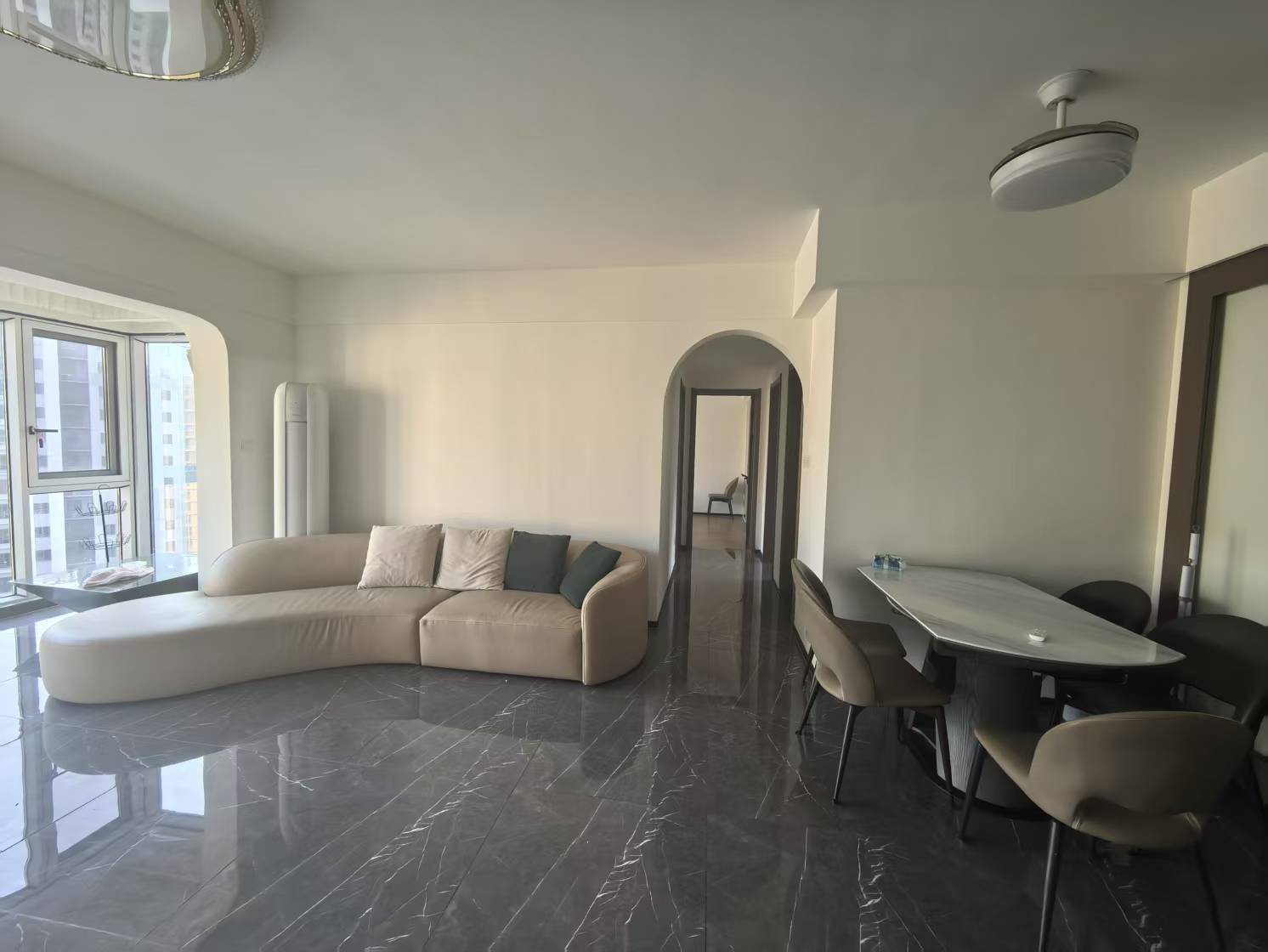 中海汇德里  3室2厅2卫    310.0万 中海汇德里  3室2厅2卫    310.0万客厅