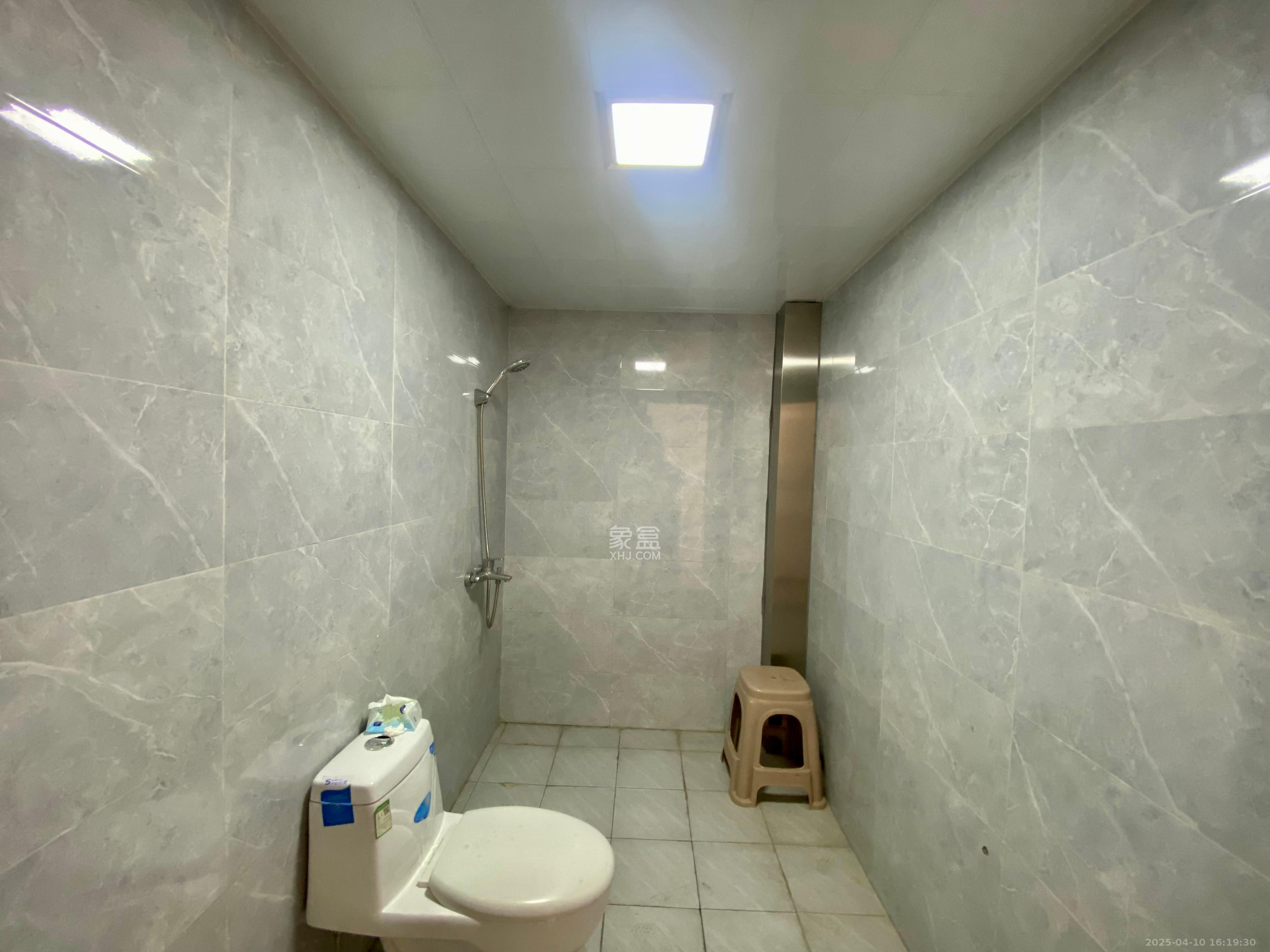 新天小区 3室2厅2卫 1600.0元/月 新天小区 3室2厅2卫 1600.0元/月室内图