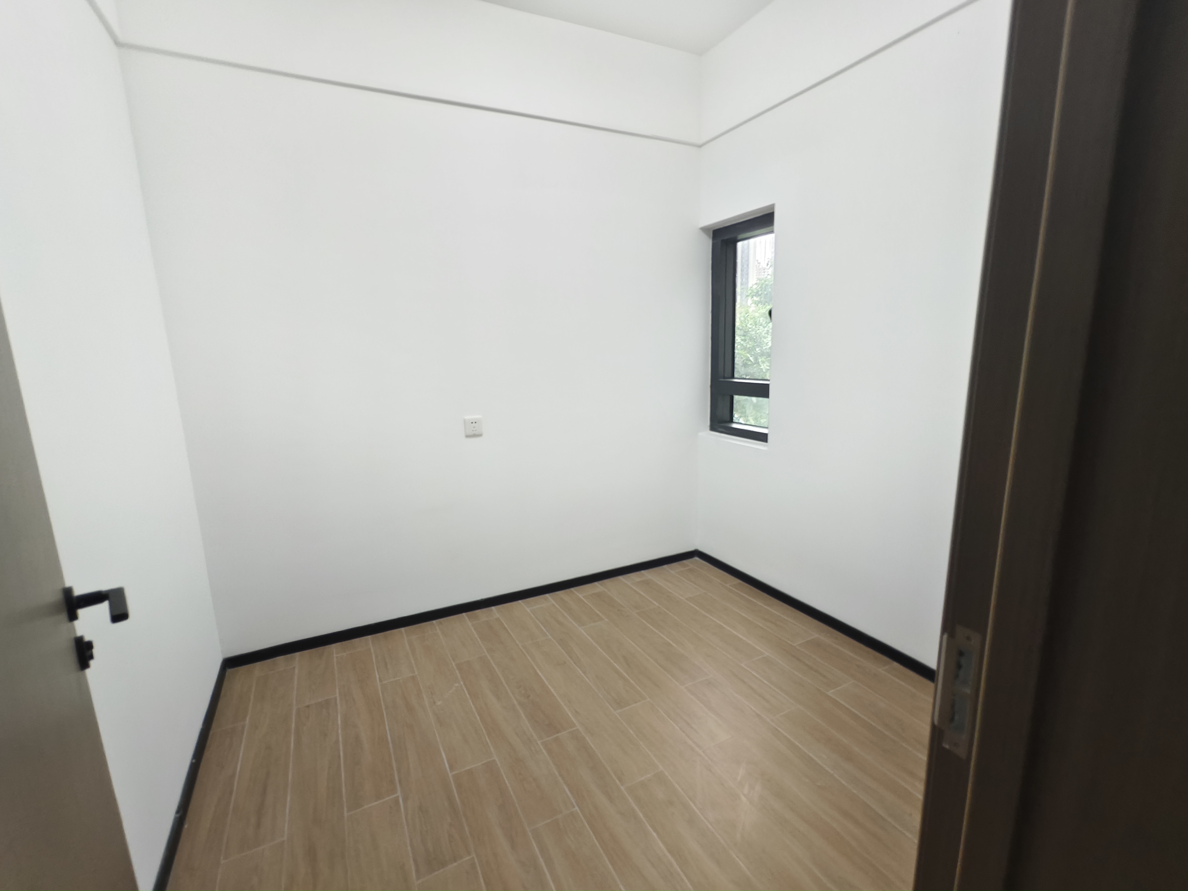 中海汇德里  5室3厅4卫    450.0万 中海汇德里  5室3厅4卫    450.0万客厅