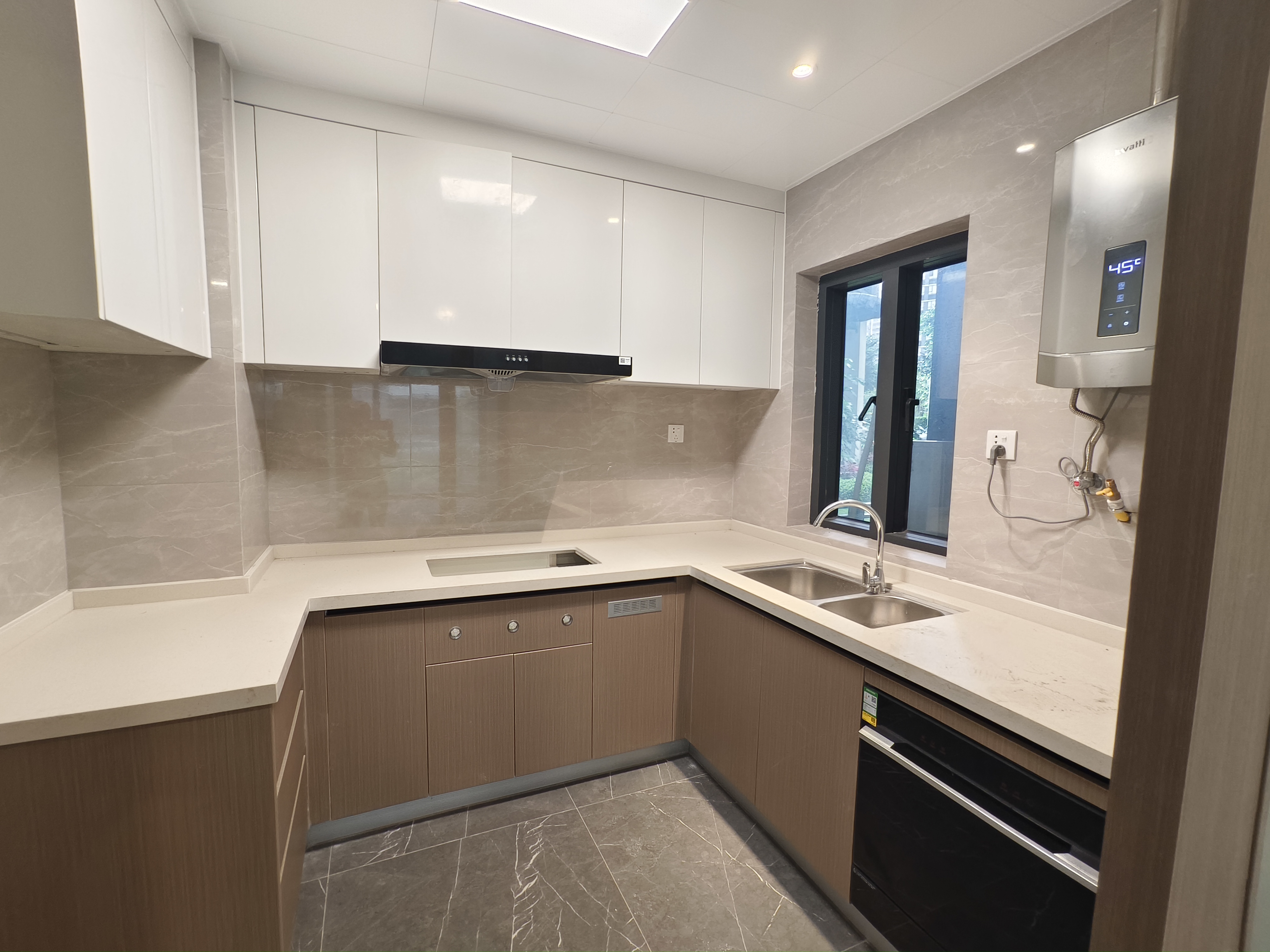 中海汇德里  5室3厅4卫    450.0万 中海汇德里  5室3厅4卫    450.0万客厅