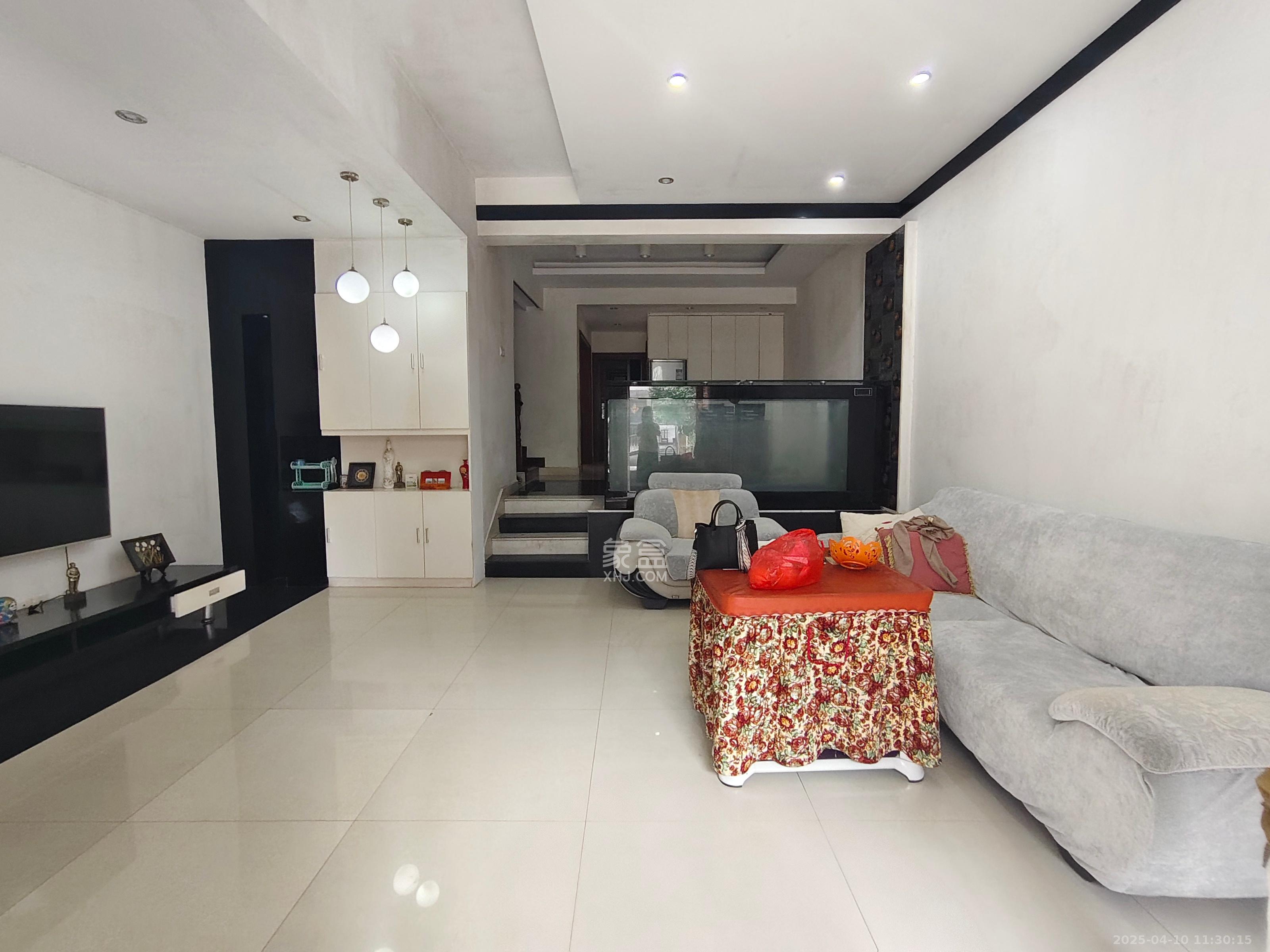 锦绣湘江 4室2厅3卫 198.0万 锦绣湘江 4室2厅3卫 198.0万客厅