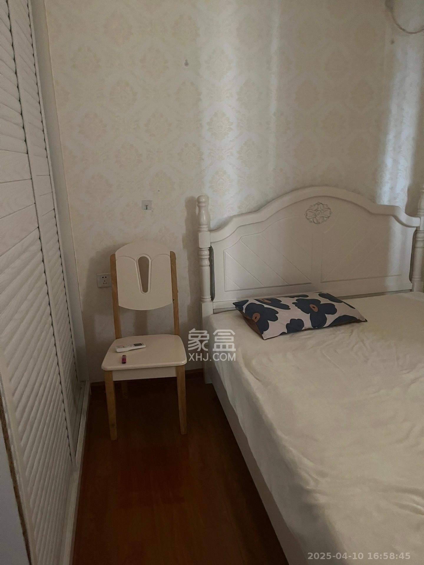 剑桥名门  1室2厅1卫   2300.00元/月室内图