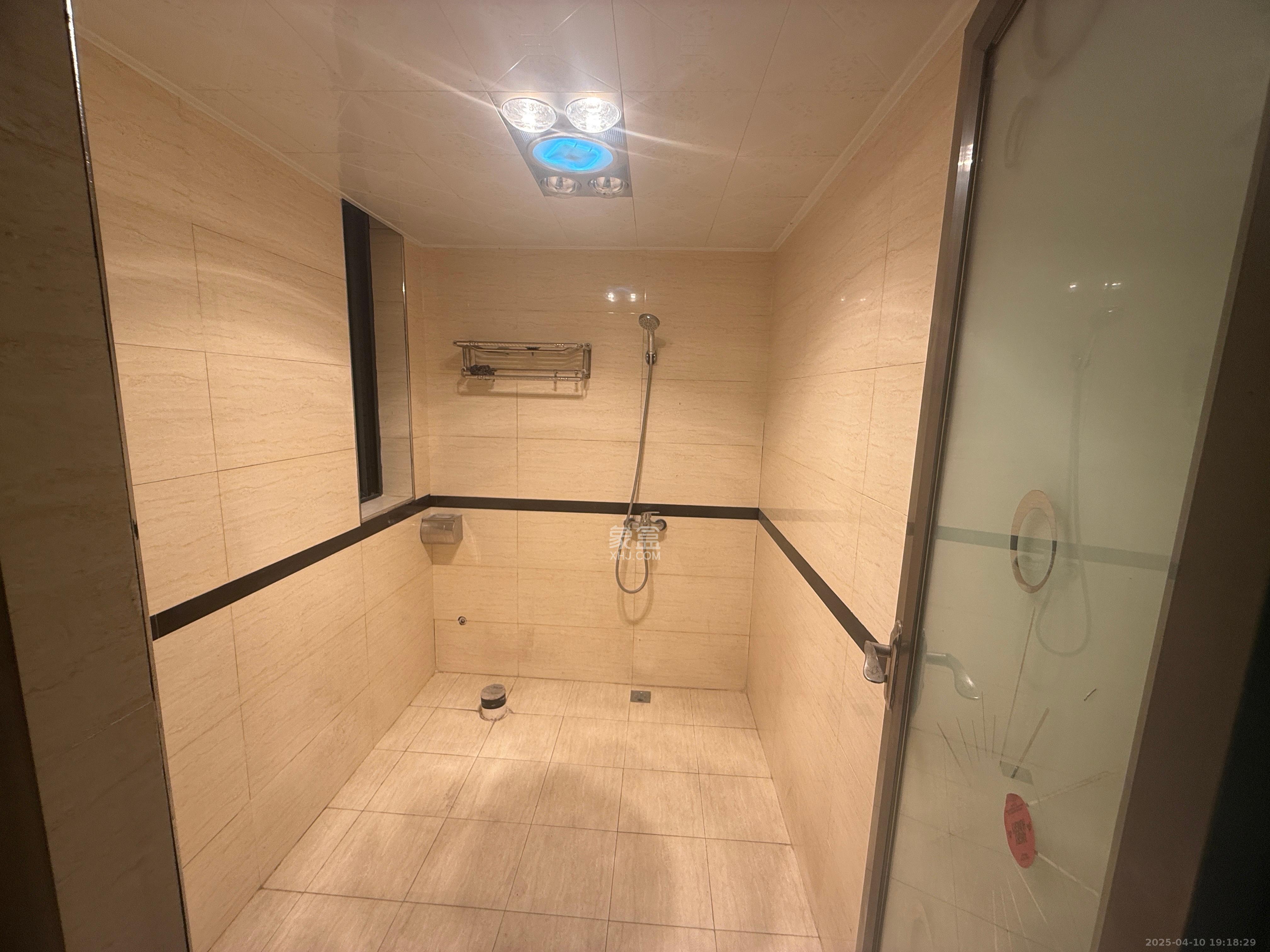 岳华嘉园 3室2厅2卫 2200.0元/月 岳华嘉园 3室2厅2卫 2200.0元/月室内图