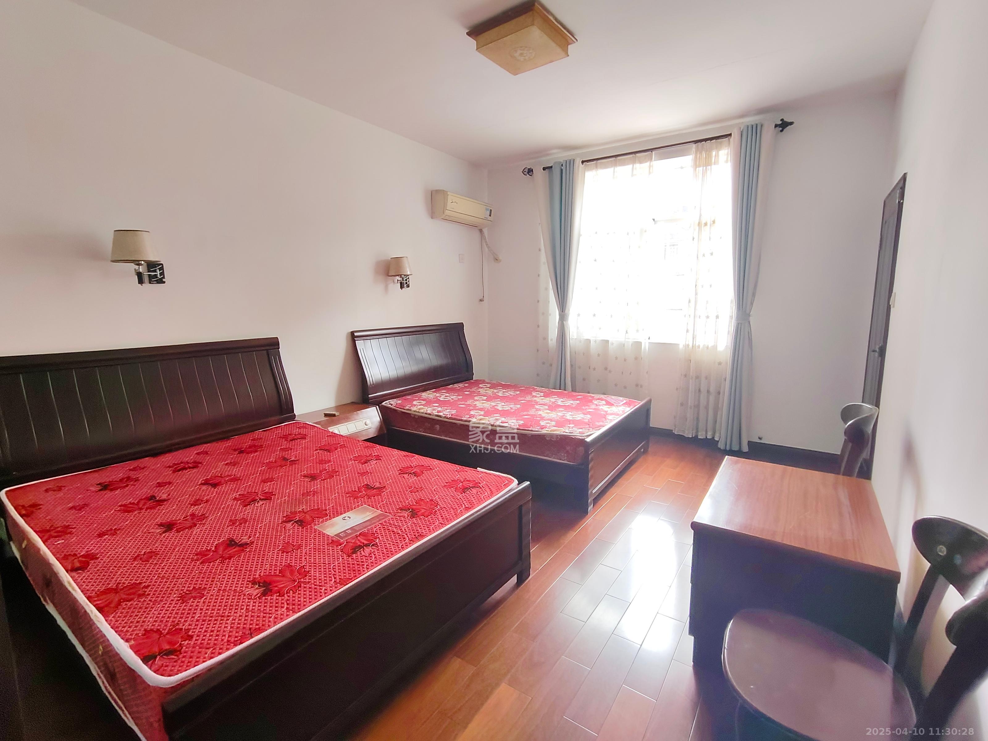 锦绣湘江 4室2厅3卫 198.0万 锦绣湘江 4室2厅3卫 198.0万客厅