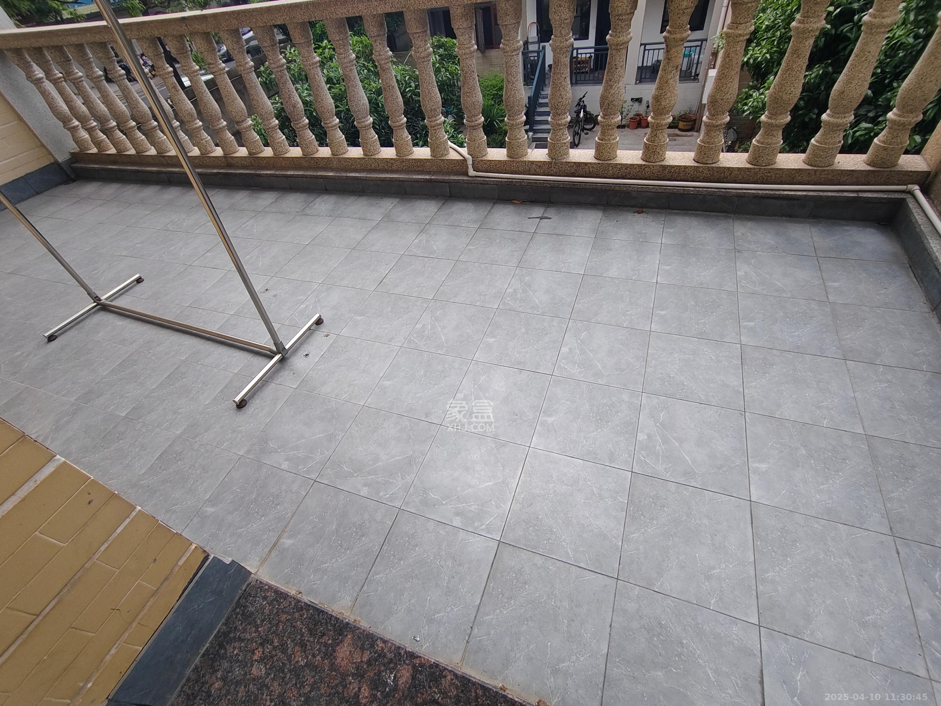 锦绣湘江 4室2厅3卫 198.0万 锦绣湘江 4室2厅3卫 198.0万客厅