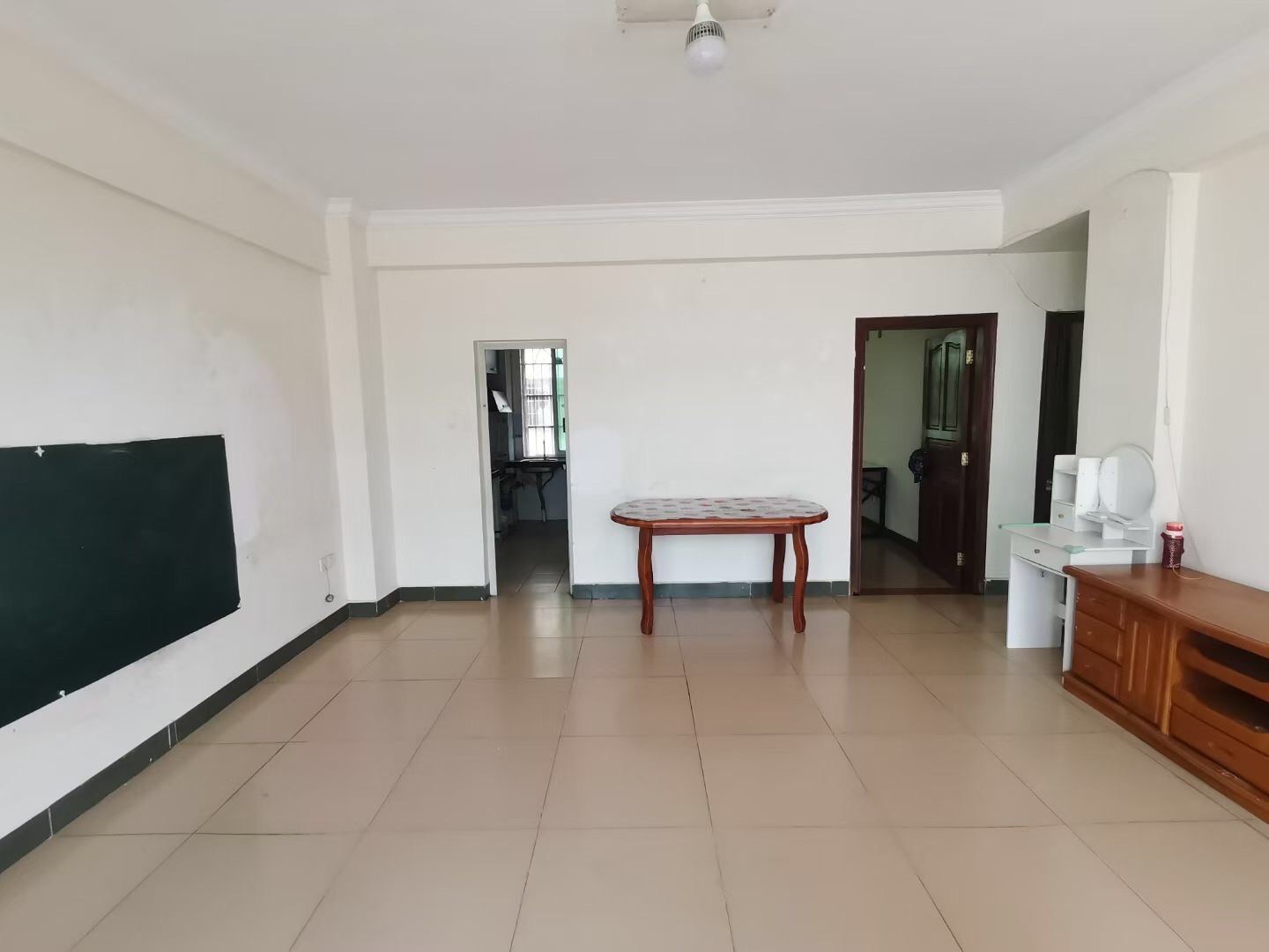 金楚小区 3室2厅1卫 98.0万 金楚小区 3室2厅1卫 98.0万客厅