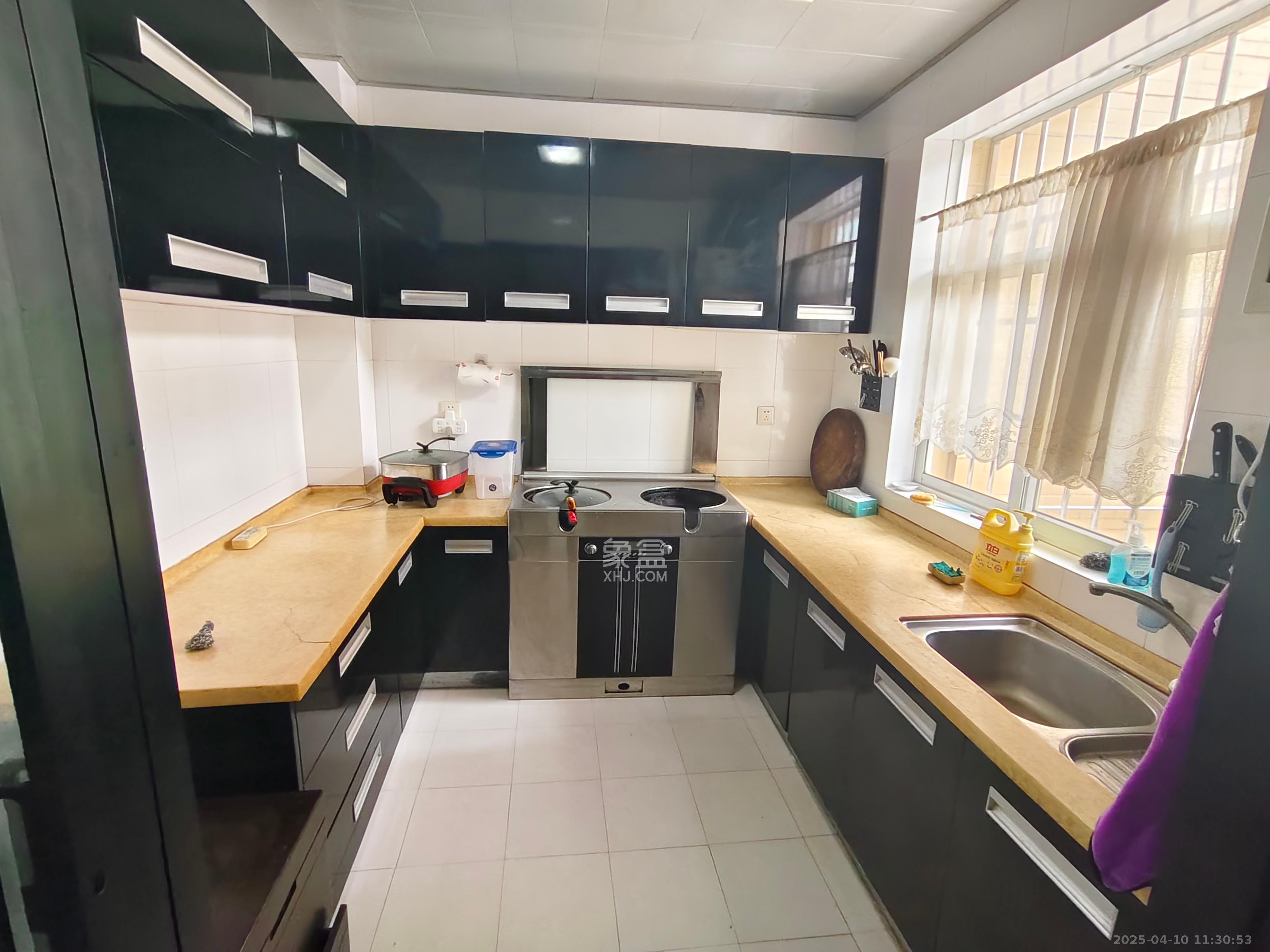 锦绣湘江 4室2厅3卫 198.0万 锦绣湘江 4室2厅3卫 198.0万客厅