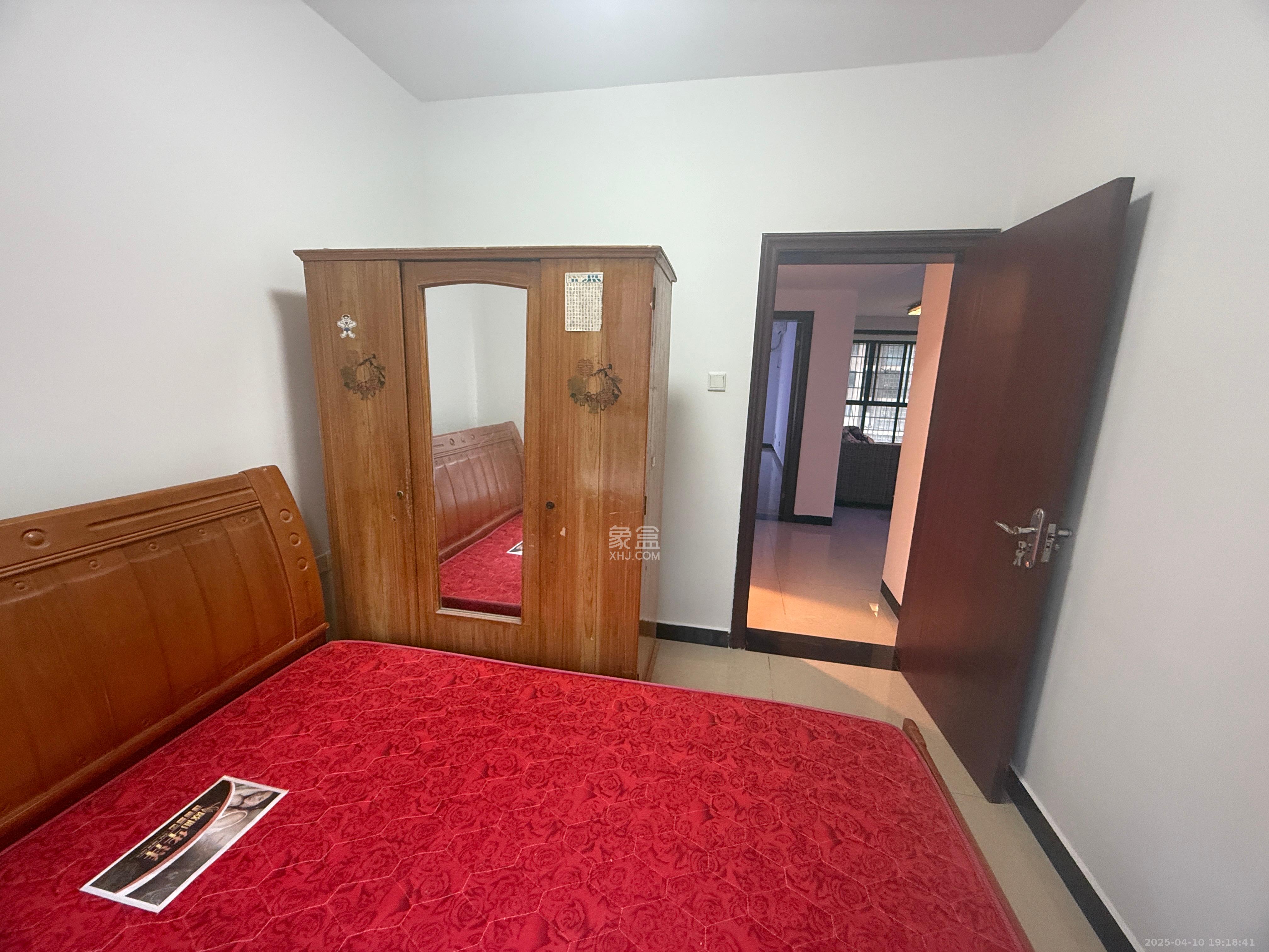 岳华嘉园 3室2厅2卫 2200.0元/月 岳华嘉园 3室2厅2卫 2200.0元/月室内图