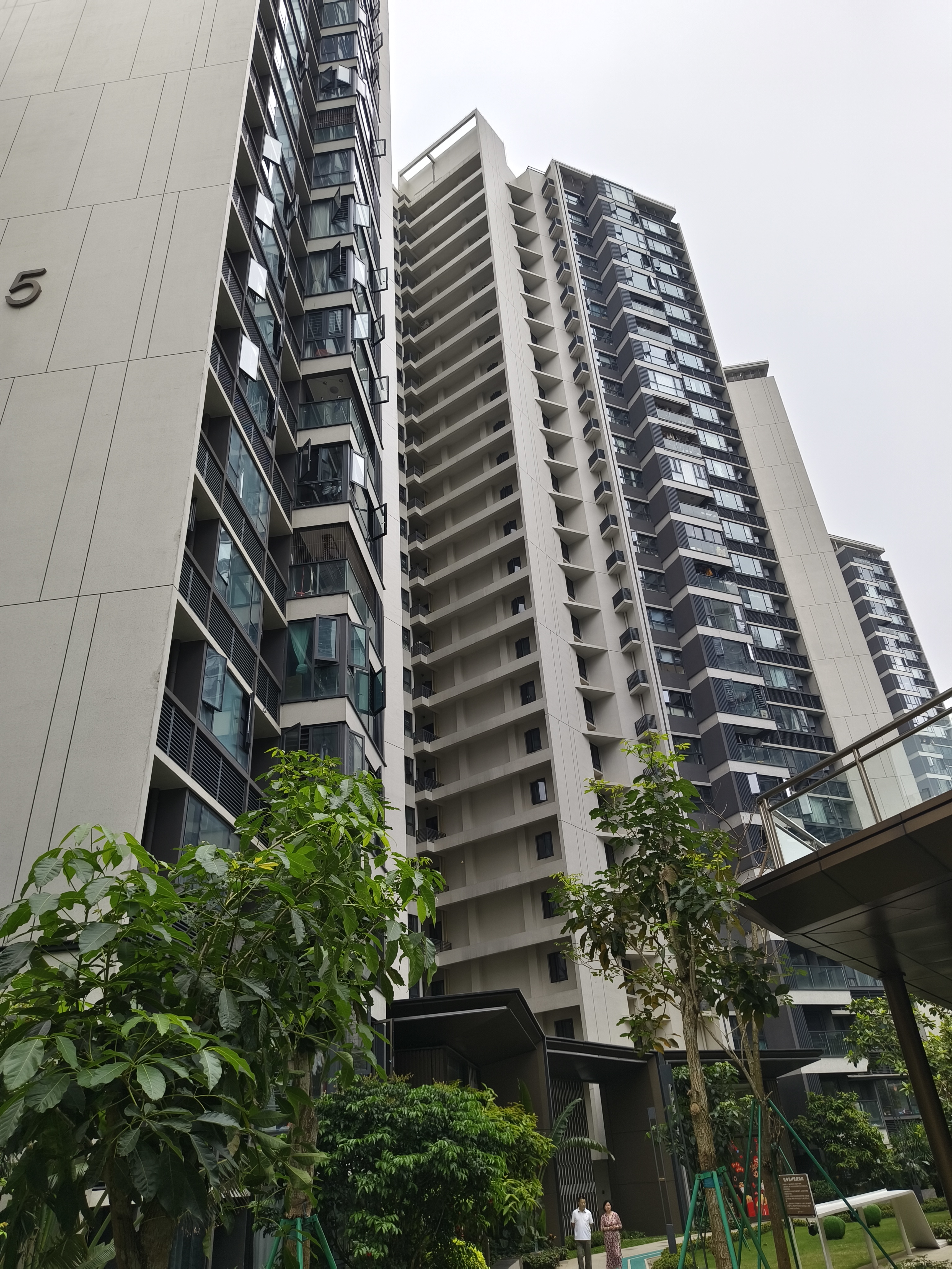 中海汇德里  3室2厅2卫    310.0万 中海汇德里  3室2厅2卫    310.0万客厅