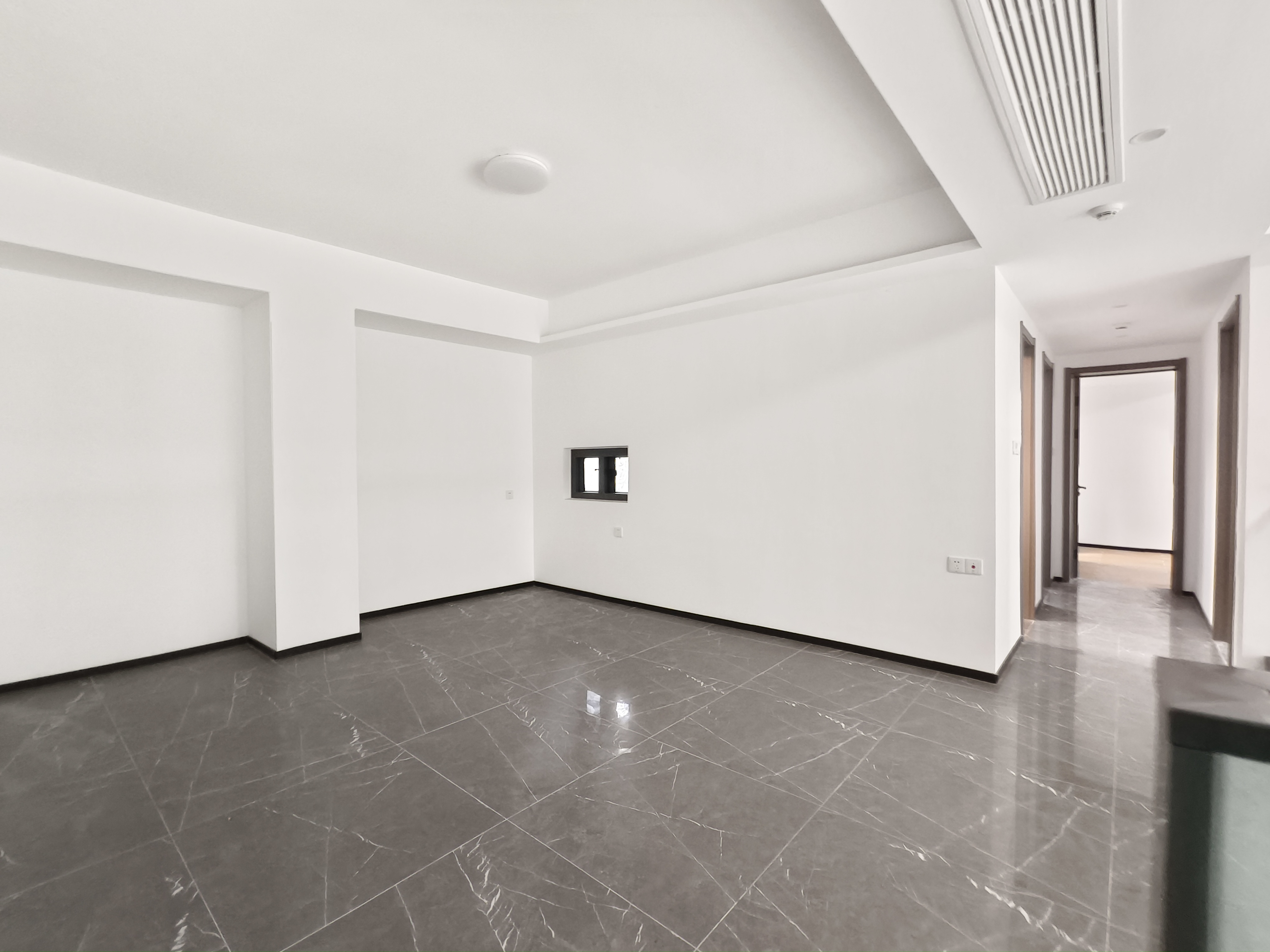 中海汇德里  5室3厅4卫    450.0万 中海汇德里  5室3厅4卫    450.0万客厅