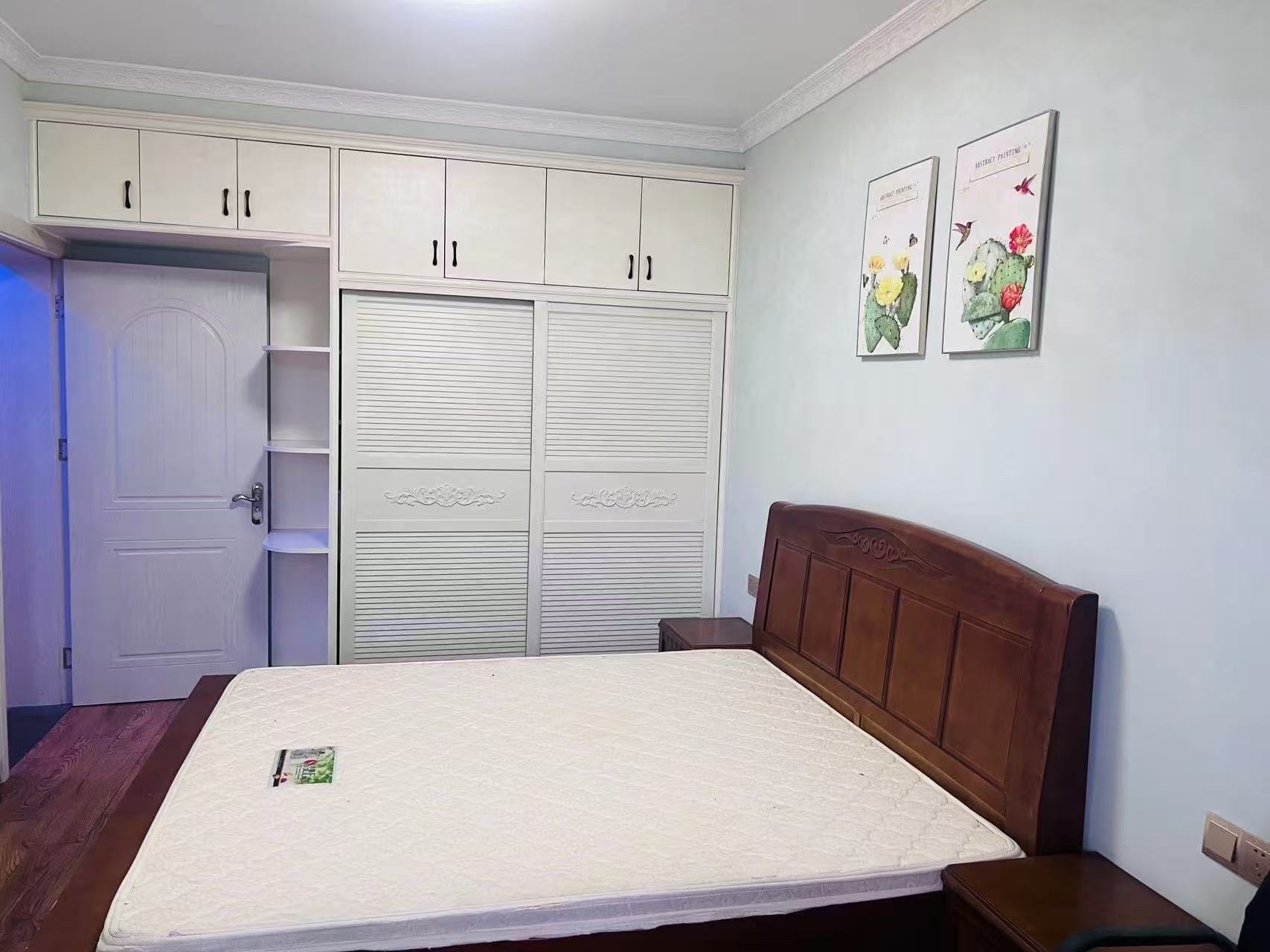 铂金玫瑰园  3室2厅2卫    58.0万 铂金玫瑰园  3室2厅2卫    58.0万客厅