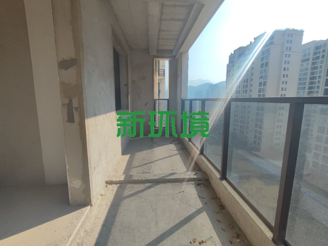 江与城  4室2厅2卫    155.8万客厅