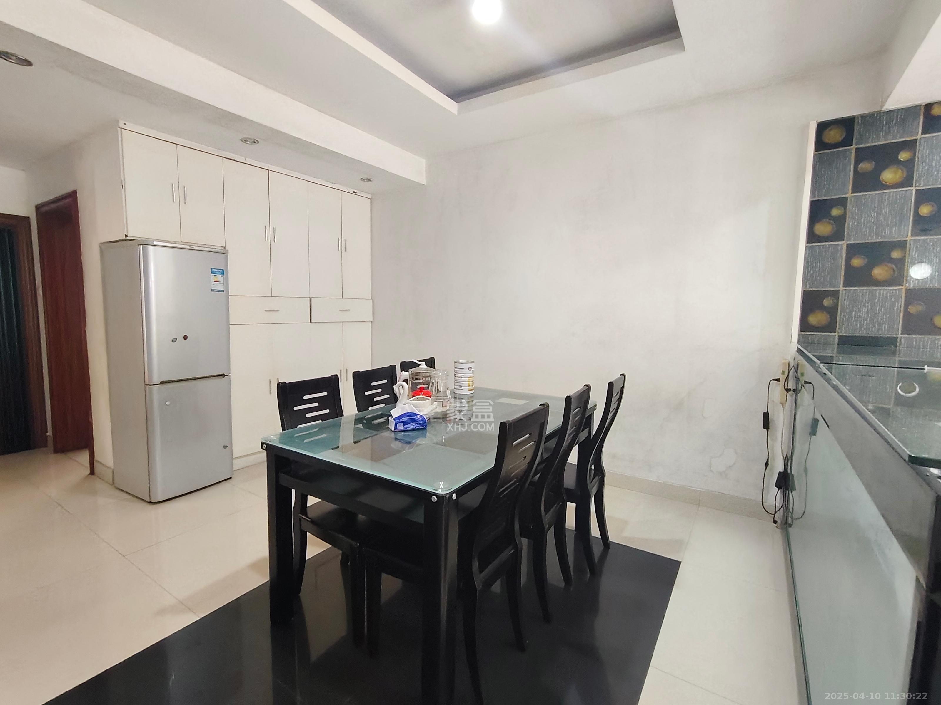 锦绣湘江 4室2厅3卫 198.0万 锦绣湘江 4室2厅3卫 198.0万客厅