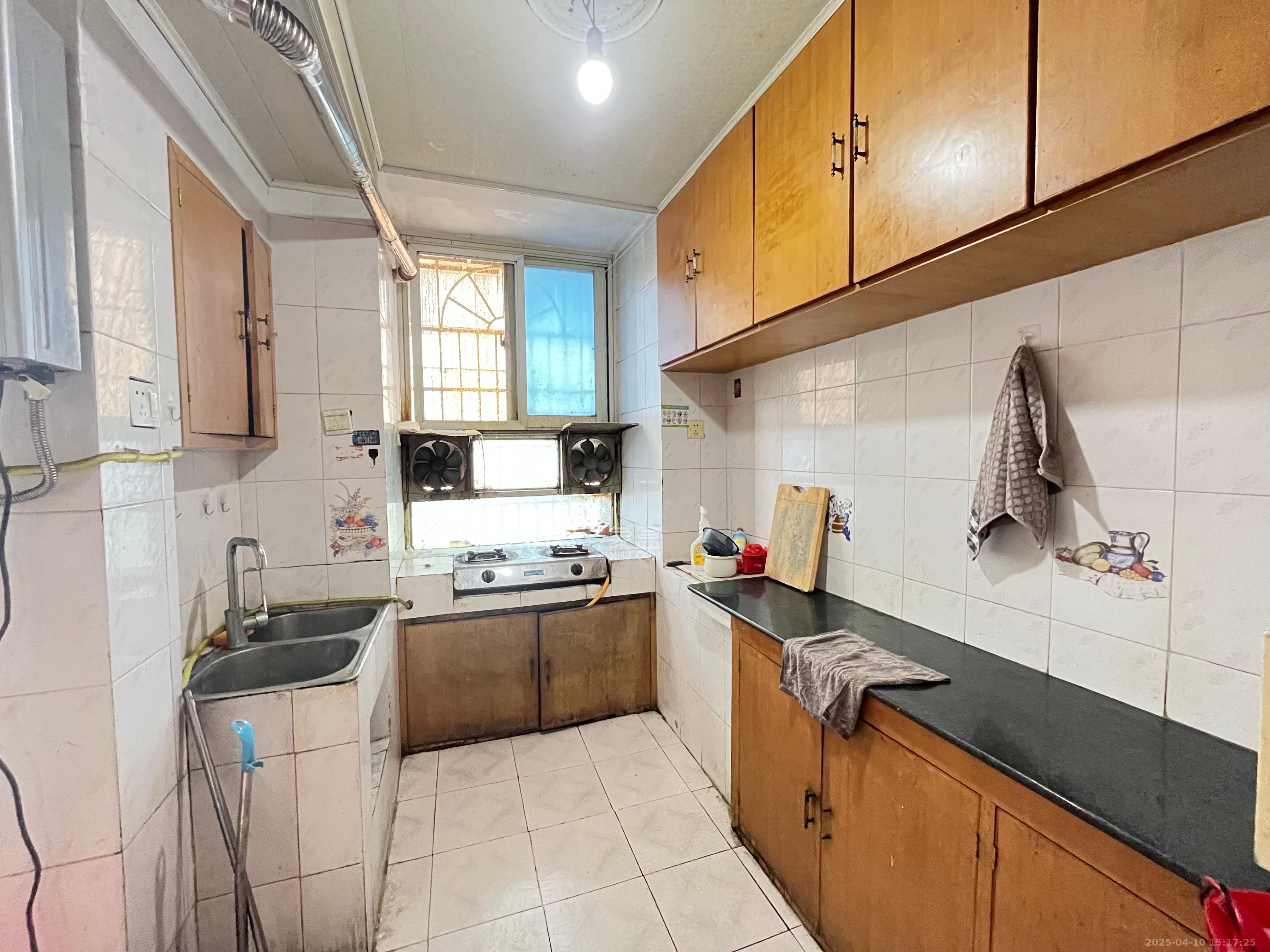 芙蓉电器城  3室2厅1卫    1800.0元/月 芙蓉电器城  3室2厅1卫    1800.0元/月室内图