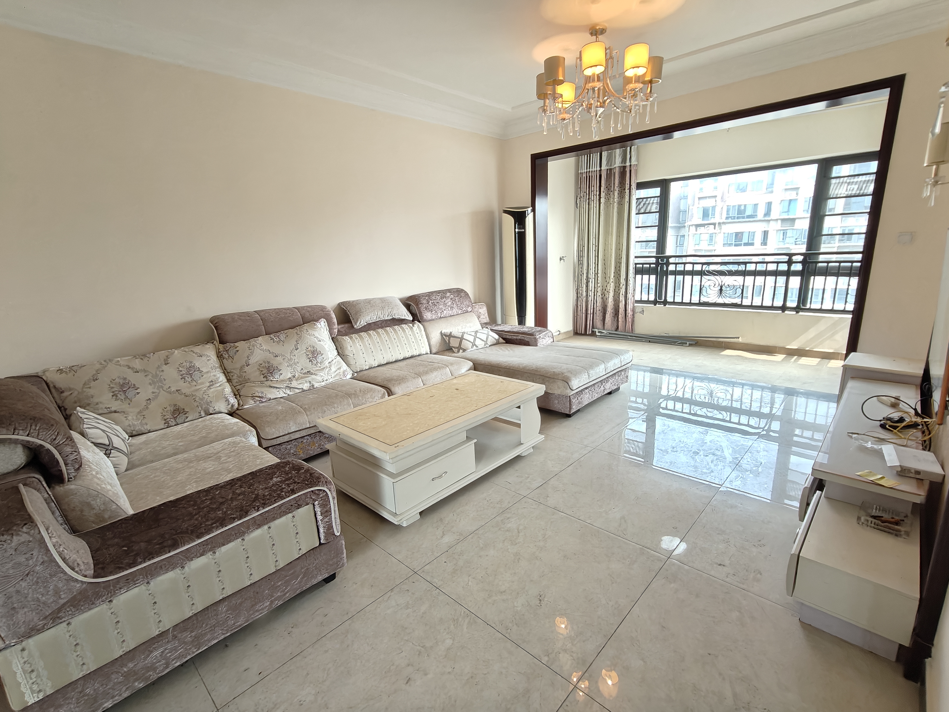 恒大华府 3室2厅2卫 1600.0元/月 恒大华府 3室2厅2卫 1600.0元/月室内图