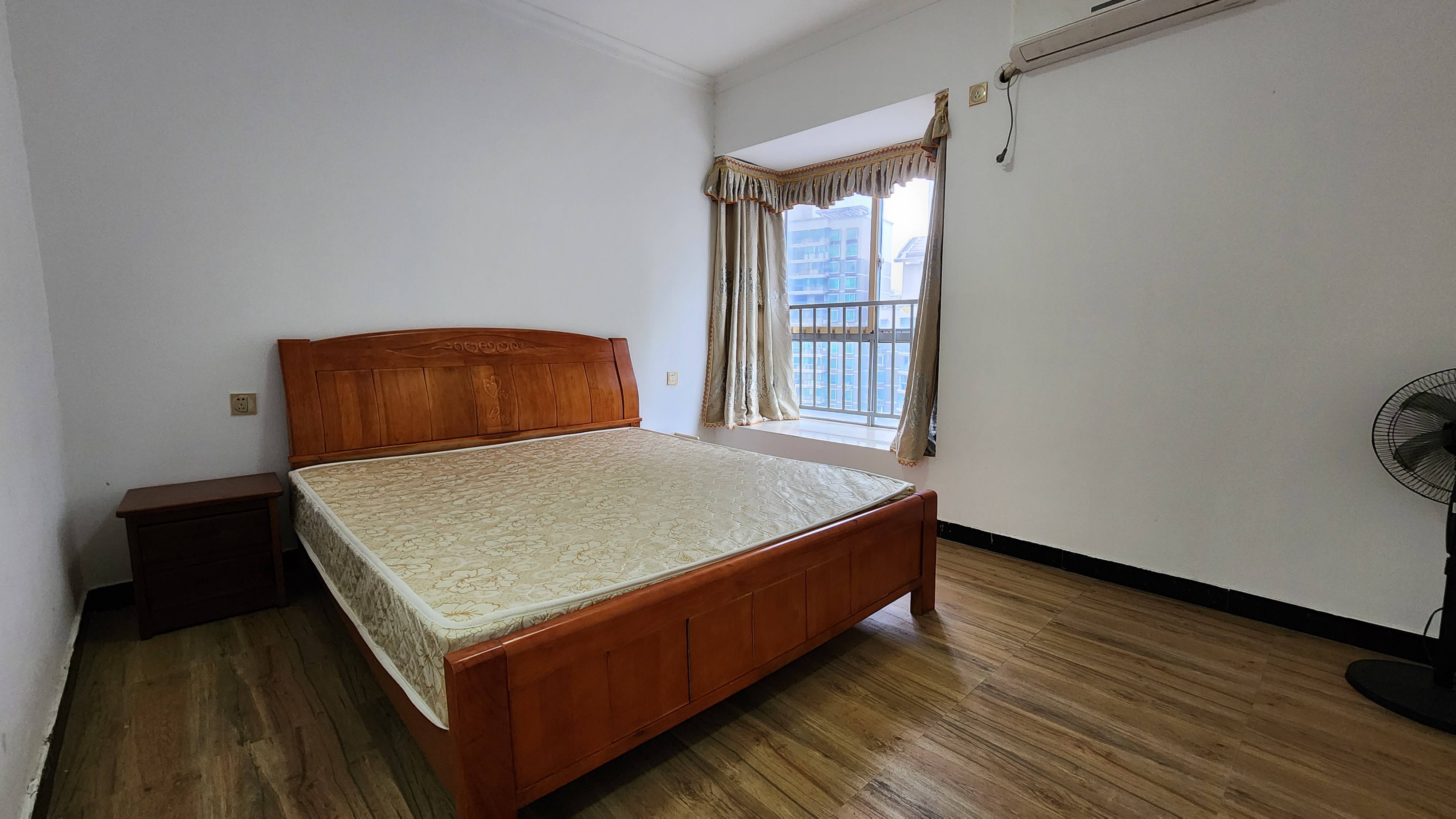 峰邸壹号  3室2厅2卫   1800.00元/月室内图