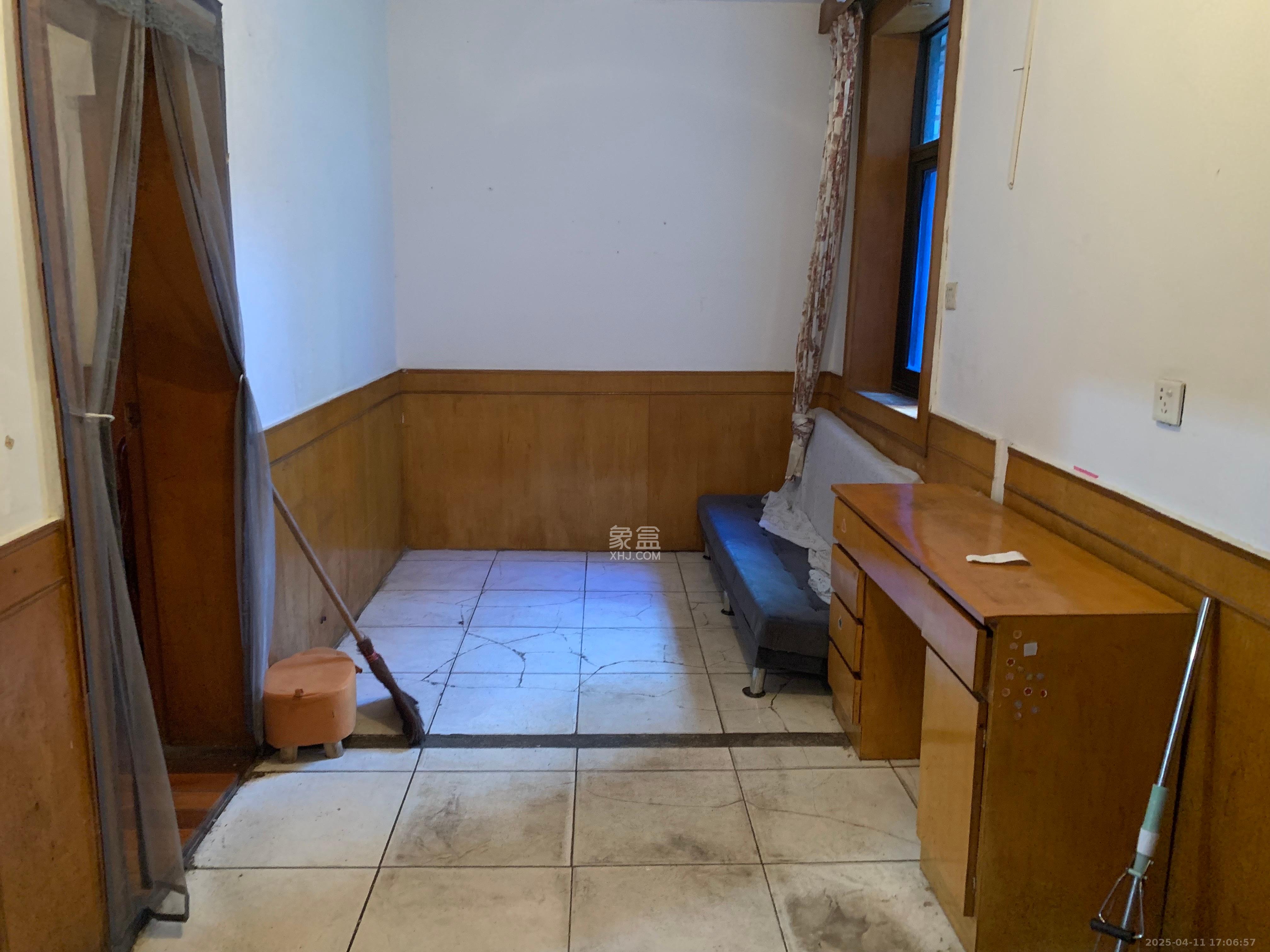 泡沫塑料厂宿舍  2室2厅1卫    1300.0元/月 泡沫塑料厂宿舍  2室2厅1卫    1300.0元/月