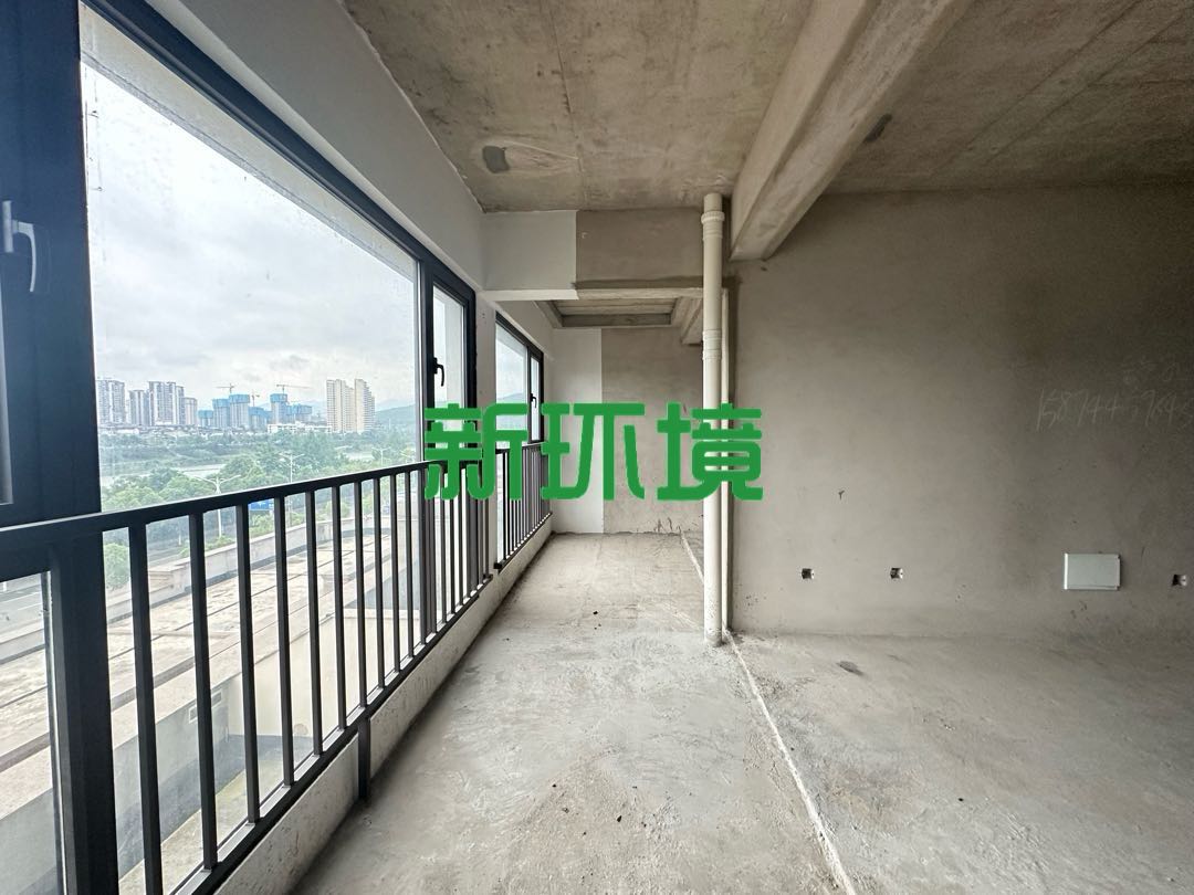 江与城  4室2厅2卫   113.00万客厅